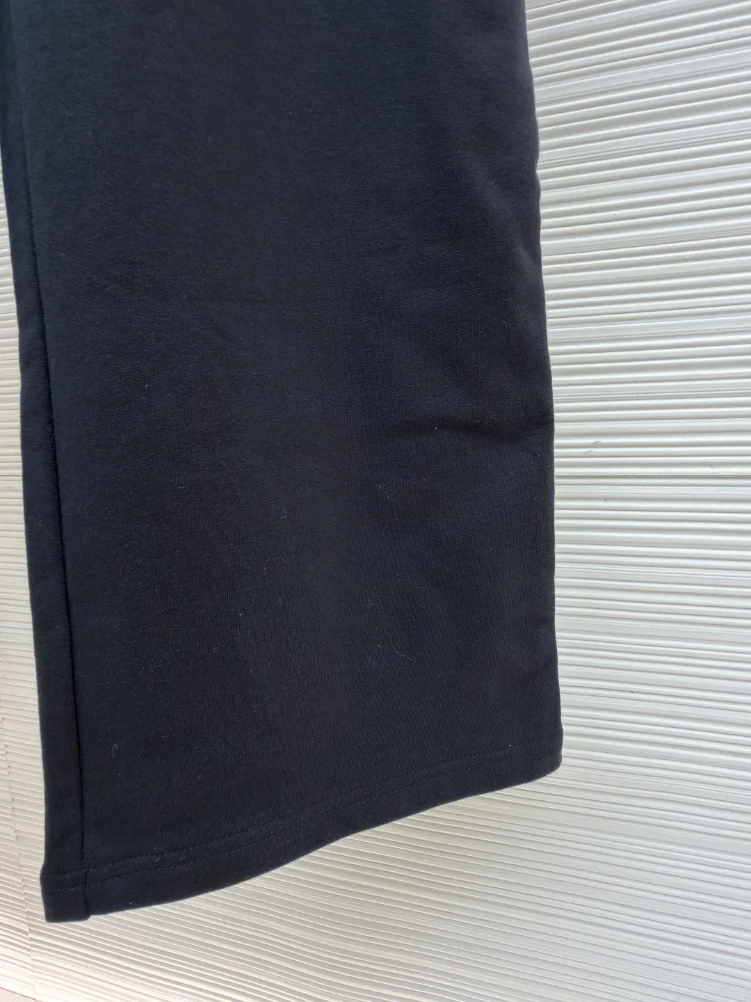 Balenciaga side webbing trousers ●Original version: Purchased and developed by 7858 ●Item number: 1682188-A95 ●Fabric: cotton fabric ●Technology: printing production ●Color: black ●Version: loose fit ●Weight: about 745 grams ●Size: XS-S-M-L ●Description: This black casual trousers with side straps shows ingenuity in craftsmanship. The trousers are made of high-density twill knitted fabric, which has undergone pre-shrunk treatment and high-temperature shaping process to ensure that the fabric is not easy to pill, deform and has an outstanding drape feeling. It also has good breathability and anti-wrinkle properties. The waist is designed with a high-elastic spandex drawstring, which is reinforced through precise four-line seaming technology. The drawstring perforations are equipped with metal air holes, which not only improves durability but also adds detailed texture. The side decorative belt is a custom-made jacquard webbing, woven with 72 stitches of high-density on a computerized jacquard machine. The pattern texture is clear and three-dimensional. The webbing and the trousers are spliced ​​together through a flat car synchronous sewing process. The stitches are even and fine and the spacing is controlled within 0.8cm, eliminating jumpers and off-thread problems. The trouser legs are hemmed using a seamless process and are reinforced with inner linings. The overall tailoring follows ergonomics and uses three-dimensional tailoring technology to make the trousers fit the body shape. Each process undergoes three quality control inspections. From fabric cutting to finished product sewing, dimensional accuracy and process details are strictly controlled throughout the process to create casual trousers with both texture and practical wearability. The overall wiring is straight and delicate, the fabric is comfortable and soft, and the color is consistent without color difference. It can be matched with the same style to create a fashionable look and control various occasions. Customized accessories, complete with three standards, same style for men and women!