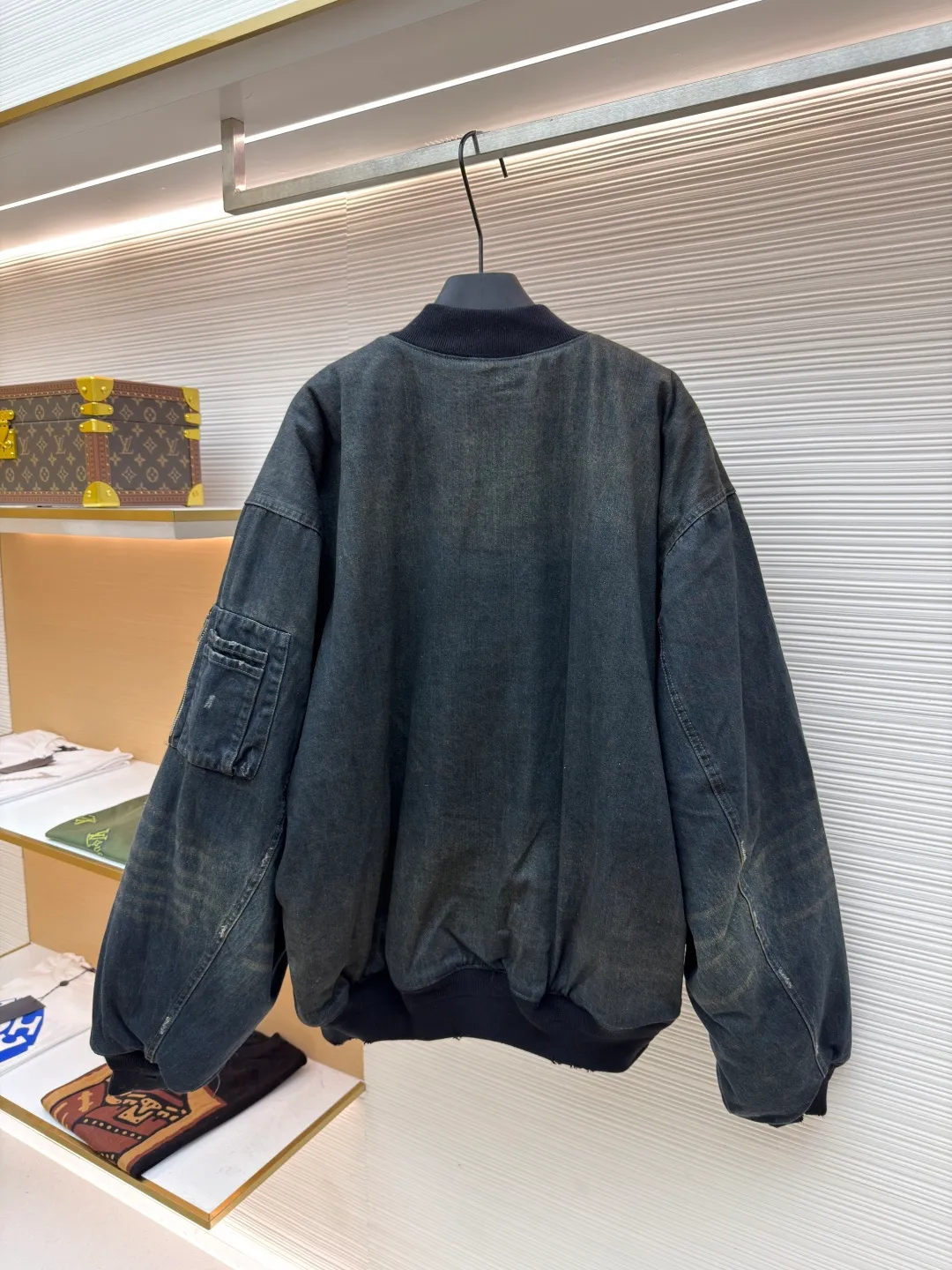 Balenciaga denim mud-dyed thin cotton clothing ●Original version: Purchased and developed by 13979 ●Item number: 1680838-D70 ●Fabric: denim fabric ●Technology: Mechanical down-filled production ●Version: Loose fit ●Weight: about 2075 grams ●Size: 1-2-3 ●Description: The main body fabric is made of 100% cotton denim fabric. This denim fabric itself is relatively thick. After multiple processes, the texture has become soft and comfortable. The denim fabric also has good wear resistance and durability! The dark green oxidized wash effect is created through the washing and fading process. The inner filling is the original Yizhi 3000D Xinjiang cotton and matched 1400D needle cotton. Because it is a unique combination of ingredients, it must be customized separately. It requires a minimum order quantity of nearly 100 rolls before it can be made in the factory. This batch cannot be used up at all, so the remaining quantity can only be calculated within the cost. The overall wiring is straight and delicate, the fabric is comfortable and soft, and the color is consistent without color difference. It can be matched with the same style to create a fashionable look and control various occasions. Customized accessories, complete with three standards, same style for men and women!