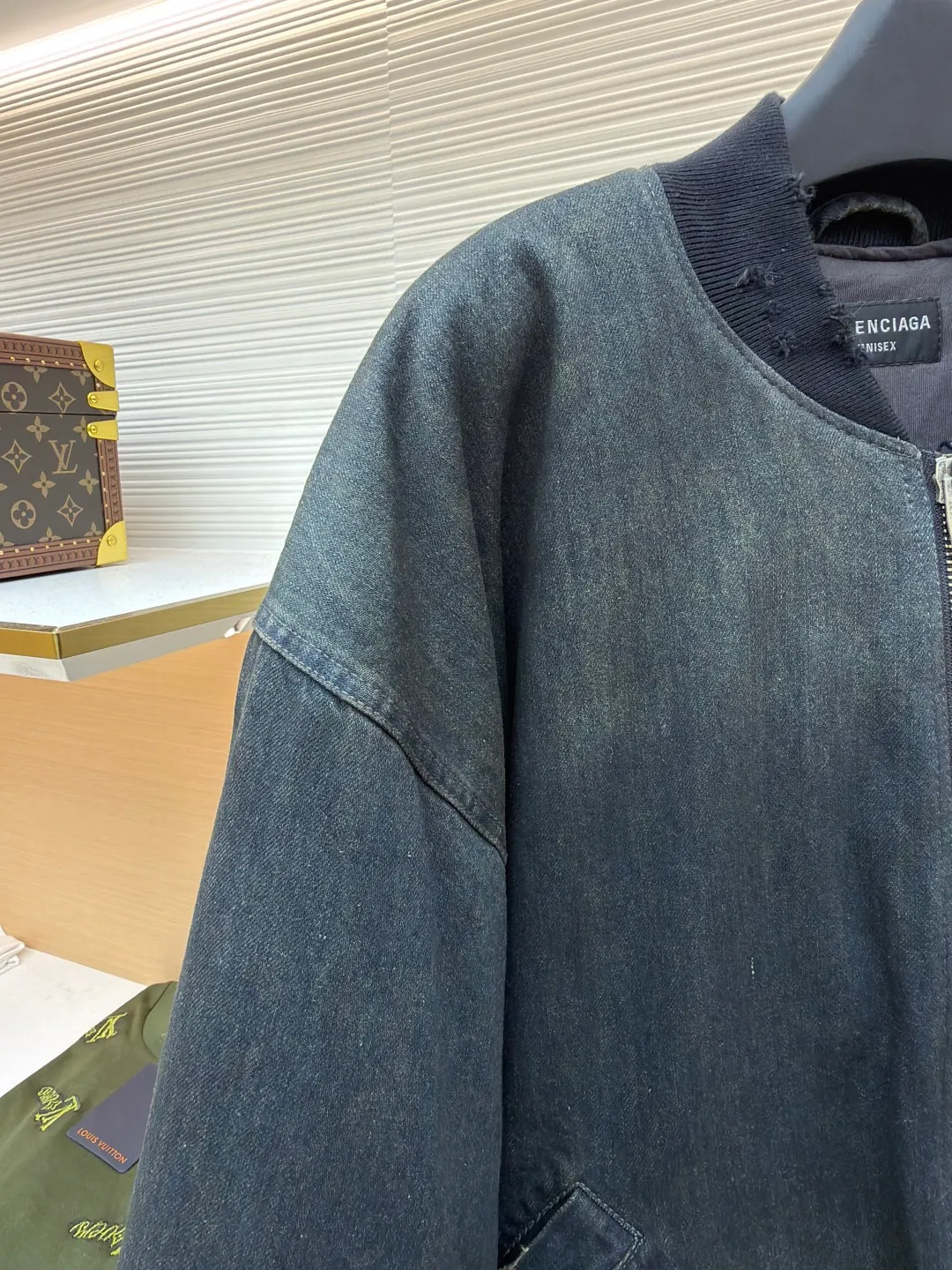 Balenciaga denim mud-dyed thin cotton clothing ●Original version: Purchased and developed by 13979 ●Item number: 1680838-D70 ●Fabric: denim fabric ●Technology: Mechanical down-filled production ●Version: Loose fit ●Weight: about 2075 grams ●Size: 1-2-3 ●Description: The main body fabric is made of 100% cotton denim fabric. This denim fabric itself is relatively thick. After multiple processes, the texture has become soft and comfortable. The denim fabric also has good wear resistance and durability! The dark green oxidized wash effect is created through the washing and fading process. The inner filling is the original Yizhi 3000D Xinjiang cotton and matched 1400D needle cotton. Because it is a unique combination of ingredients, it must be customized separately. It requires a minimum order quantity of nearly 100 rolls before it can be made in the factory. This batch cannot be used up at all, so the remaining quantity can only be calculated within the cost. The overall wiring is straight and delicate, the fabric is comfortable and soft, and the color is consistent without color difference. It can be matched with the same style to create a fashionable look and control various occasions. Customized accessories, complete with three standards, same style for men and women!