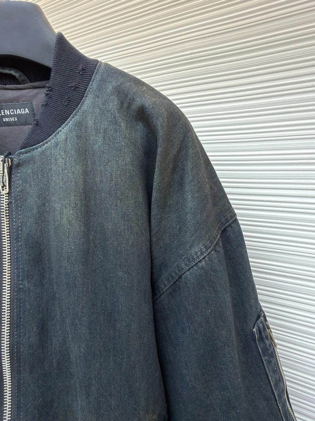 Balenciaga denim mud-dyed thin cotton clothing ●Original version: Purchased and developed by 13979 ●Item number: 1680838-D70 ●Fabric: denim fabric ●Technology: Mechanical down-filled production ●Version: Loose fit ●Weight: about 2075 grams ●Size: 1-2-3 ●Description: The main body fabric is made of 100% cotton denim fabric. This denim fabric itself is relatively thick. After multiple processes, the texture has become soft and comfortable. The denim fabric also has good wear resistance and durability! The dark green oxidized wash effect is created through the washing and fading process. The inner filling is the original Yizhi 3000D Xinjiang cotton and matched 1400D needle cotton. Because it is a unique combination of ingredients, it must be customized separately. It requires a minimum order quantity of nearly 100 rolls before it can be made in the factory. This batch cannot be used up at all, so the remaining quantity can only be calculated within the cost. The overall wiring is straight and delicate, the fabric is comfortable and soft, and the color is consistent without color difference. It can be matched with the same style to create a fashionable look and control various occasions. Customized accessories, complete with three standards, same style for men and women!