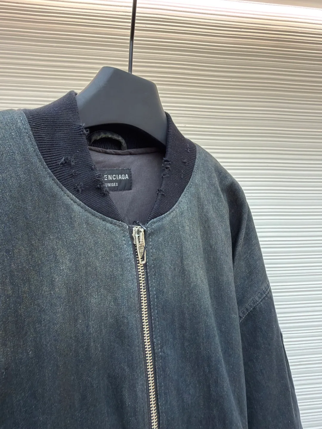 Balenciaga denim mud-dyed thin cotton clothing ●Original version: Purchased and developed by 13979 ●Item number: 1680838-D70 ●Fabric: denim fabric ●Technology: Mechanical down-filled production ●Version: Loose fit ●Weight: about 2075 grams ●Size: 1-2-3 ●Description: The main body fabric is made of 100% cotton denim fabric. This denim fabric itself is relatively thick. After multiple processes, the texture has become soft and comfortable. The denim fabric also has good wear resistance and durability! The dark green oxidized wash effect is created through the washing and fading process. The inner filling is the original Yizhi 3000D Xinjiang cotton and matched 1400D needle cotton. Because it is a unique combination of ingredients, it must be customized separately. It requires a minimum order quantity of nearly 100 rolls before it can be made in the factory. This batch cannot be used up at all, so the remaining quantity can only be calculated within the cost. The overall wiring is straight and delicate, the fabric is comfortable and soft, and the color is consistent without color difference. It can be matched with the same style to create a fashionable look and control various occasions. Customized accessories, complete with three standards, same style for men and women!