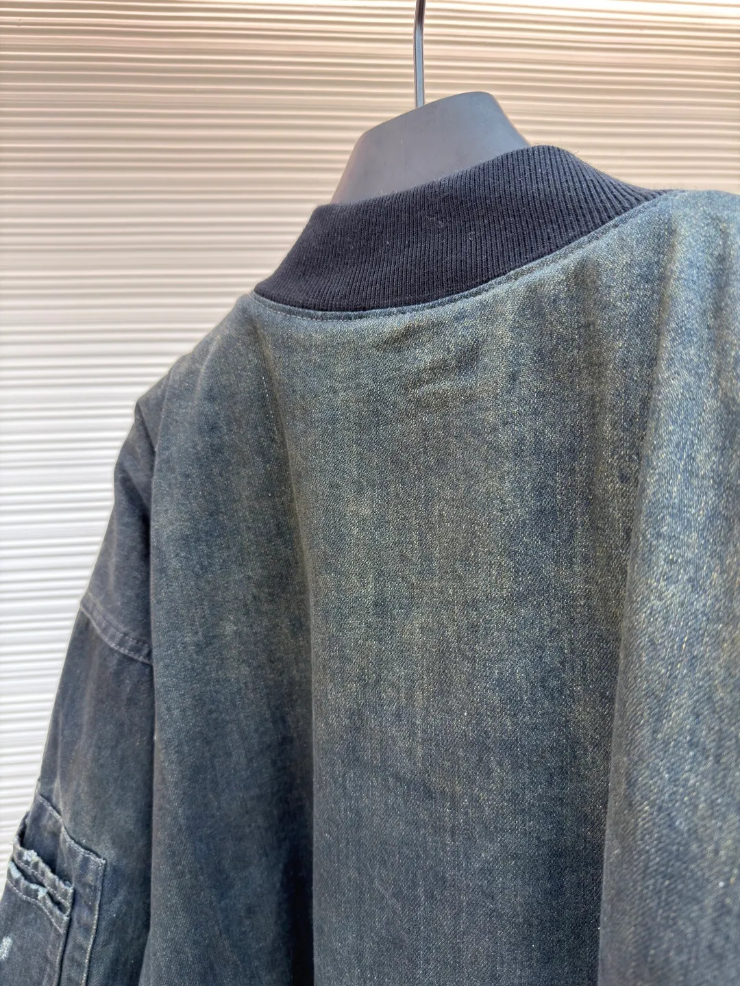 Balenciaga denim mud-dyed thin cotton clothing ●Original version: Purchased and developed by 13979 ●Item number: 1680838-D70 ●Fabric: denim fabric ●Technology: Mechanical down-filled production ●Version: Loose fit ●Weight: about 2075 grams ●Size: 1-2-3 ●Description: The main body fabric is made of 100% cotton denim fabric. This denim fabric itself is relatively thick. After multiple processes, the texture has become soft and comfortable. The denim fabric also has good wear resistance and durability! The dark green oxidized wash effect is created through the washing and fading process. The inner filling is the original Yizhi 3000D Xinjiang cotton and matched 1400D needle cotton. Because it is a unique combination of ingredients, it must be customized separately. It requires a minimum order quantity of nearly 100 rolls before it can be made in the factory. This batch cannot be used up at all, so the remaining quantity can only be calculated within the cost. The overall wiring is straight and delicate, the fabric is comfortable and soft, and the color is consistent without color difference. It can be matched with the same style to create a fashionable look and control various occasions. Customized accessories, complete with three standards, same style for men and women!