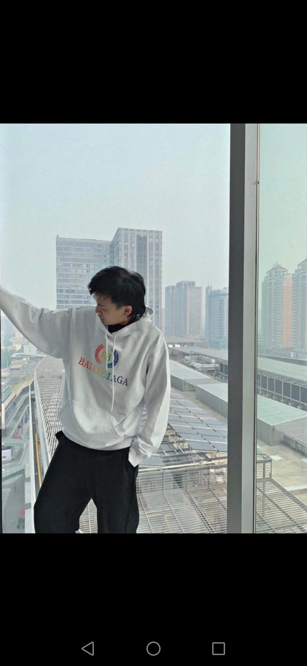 ♻️💯Reference model picture for the upper body❤️Examined Balenciag rainbow🌈 embroidered gradient wheat sweatshirt. The surface is first covered with water-soluble cloth. White cotton yarn is used as the embroidery base, and then digitally printed on the embroidery. The high-density 10,000-needle embroidery blends with the brightness and saturation of the color of the letters. After the washing process, the water-soluble cloth is washed and the rainbow effect is finally presented. The process is very complicated and the scrap rate is as high as 30%. Thread fabric Out of the same vat, there is 0 color difference. It uses 420g clean cloth. The wet weight can reach 480 and is full of thickness. Accessories: butter paper with logo, main wheat, washing water, hangtag. Size: XS-L. Color: black. P:430.