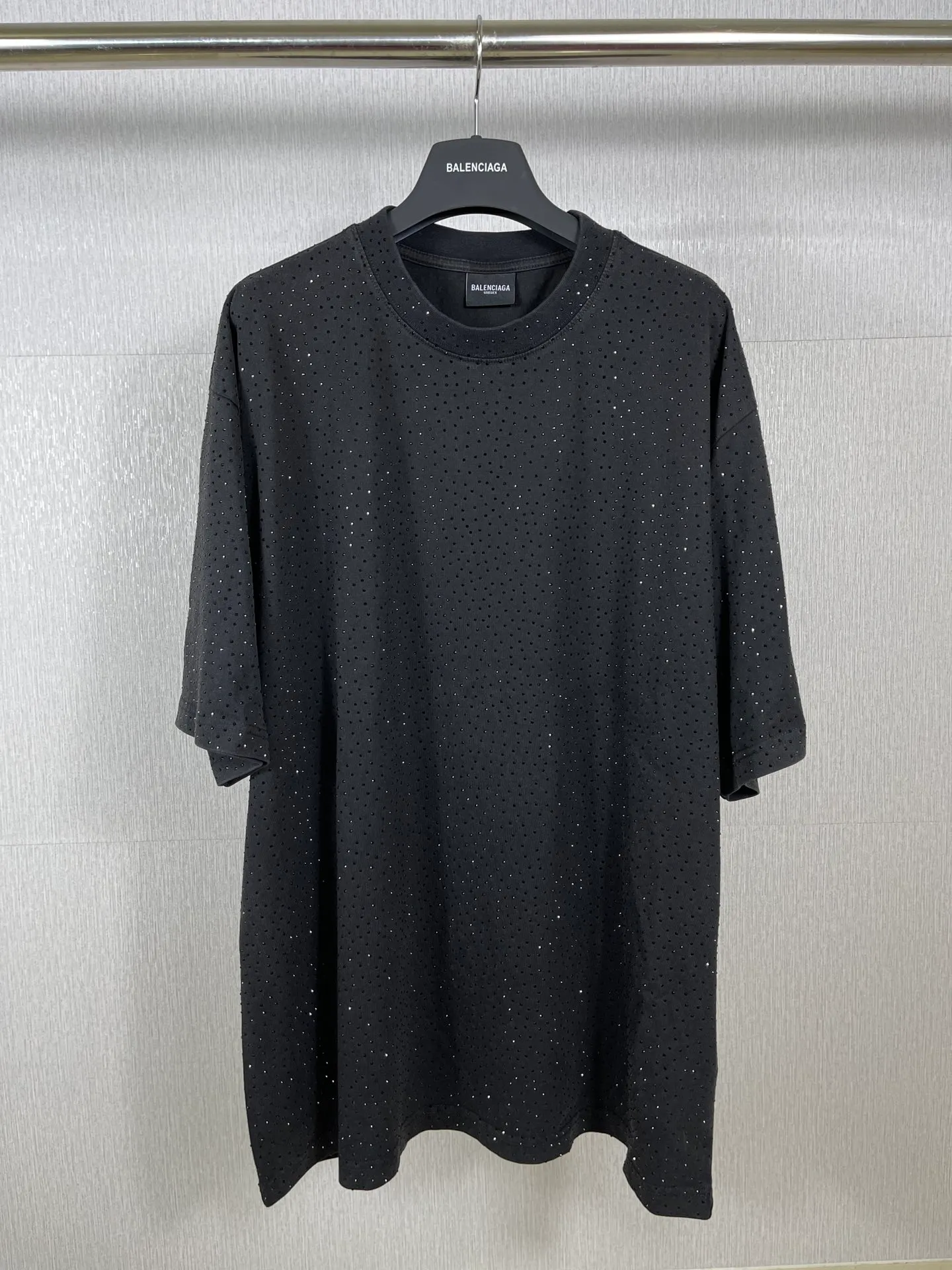 🅿️250 real photos [Top version. Official website quality] BALENCI*GA/Paris BALENCI*GA# Starry hot diamond washed and distressed short-sleeved T-shirt. Brick cabinet synchronization. The fabric is made of Paris ZP custom-woven and dyed 100% cotton double yarn compact cotton. The weight is 260 grams. The cloth surface is clean. The cloth pattern is clear. Soft and comfortable. The color fastness is good. It is not easy to change color. The threads are woven and dyed with no color difference. The whole piece of clothing is washed and made into a solid, high-tech, ironed finish. Imported diamonds are used. The luster is bright and bright. It is not easy to fall off. The market is wrong. Comparisons welcome. Restore brick cabinet. The version adopts OS loose shoulder version. Same style for men and women. Code: BL223106 Color: washed black. White Size: XS to L