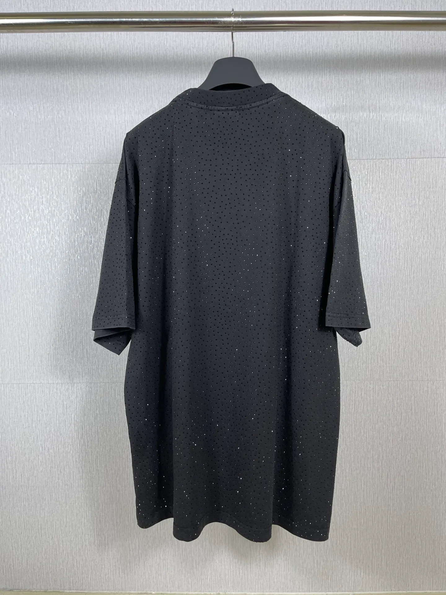 🅿️250 real photos [Top version. Official website quality] BALENCI*GA/Paris BALENCI*GA# Starry hot diamond washed and distressed short-sleeved T-shirt. Brick cabinet synchronization. The fabric is made of Paris ZP custom-woven and dyed 100% cotton double yarn compact cotton. The weight is 260 grams. The cloth surface is clean. The cloth pattern is clear. Soft and comfortable. The color fastness is good. It is not easy to change color. The threads are woven and dyed with no color difference. The whole piece of clothing is washed and made into a solid, high-tech, ironed finish. Imported diamonds are used. The luster is bright and bright. It is not easy to fall off. The market is wrong. Comparisons welcome. Restore brick cabinet. The version adopts OS loose shoulder version. Same style for men and women. Code: BL223106 Color: washed black. White Size: XS to L