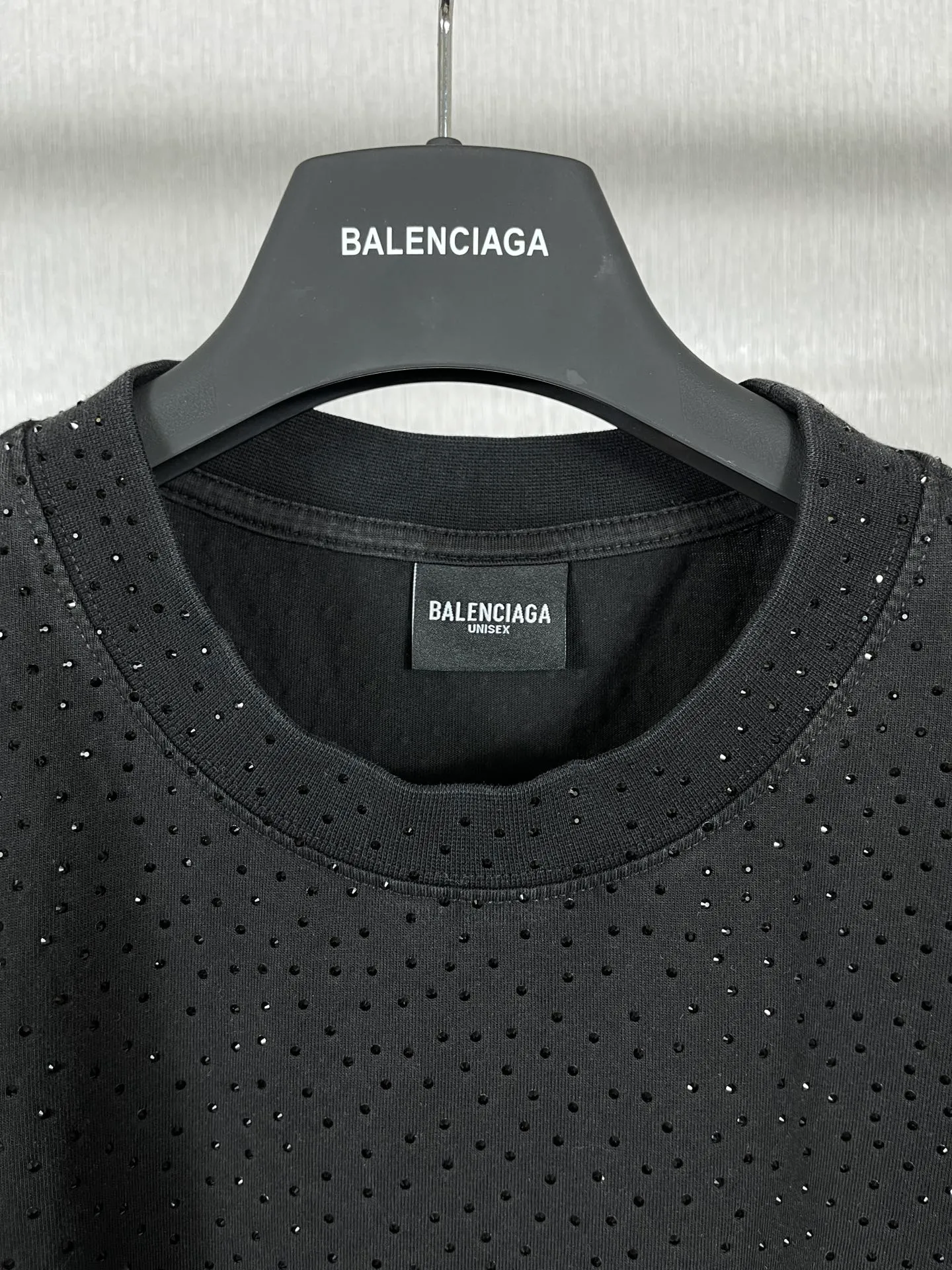 🅿️250 real photos [Top version. Official website quality] BALENCI*GA/Paris BALENCI*GA# Starry hot diamond washed and distressed short-sleeved T-shirt. Brick cabinet synchronization. The fabric is made of Paris ZP custom-woven and dyed 100% cotton double yarn compact cotton. The weight is 260 grams. The cloth surface is clean. The cloth pattern is clear. Soft and comfortable. The color fastness is good. It is not easy to change color. The threads are woven and dyed with no color difference. The whole piece of clothing is washed and made into a solid, high-tech, ironed finish. Imported diamonds are used. The luster is bright and bright. It is not easy to fall off. The market is wrong. Comparisons welcome. Restore brick cabinet. The version adopts OS loose shoulder version. Same style for men and women. Code: BL223106 Color: washed black. White Size: XS to L