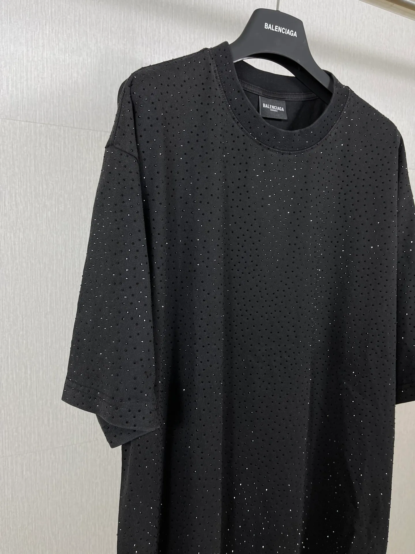 🅿️250 real photos [Top version. Official website quality] BALENCI*GA/Paris BALENCI*GA# Starry hot diamond washed and distressed short-sleeved T-shirt. Brick cabinet synchronization. The fabric is made of Paris ZP custom-woven and dyed 100% cotton double yarn compact cotton. The weight is 260 grams. The cloth surface is clean. The cloth pattern is clear. Soft and comfortable. The color fastness is good. It is not easy to change color. The threads are woven and dyed with no color difference. The whole piece of clothing is washed and made into a solid, high-tech, ironed finish. Imported diamonds are used. The luster is bright and bright. It is not easy to fall off. The market is wrong. Comparisons welcome. Restore brick cabinet. The version adopts OS loose shoulder version. Same style for men and women. Code: BL223106 Color: washed black. White Size: XS to L