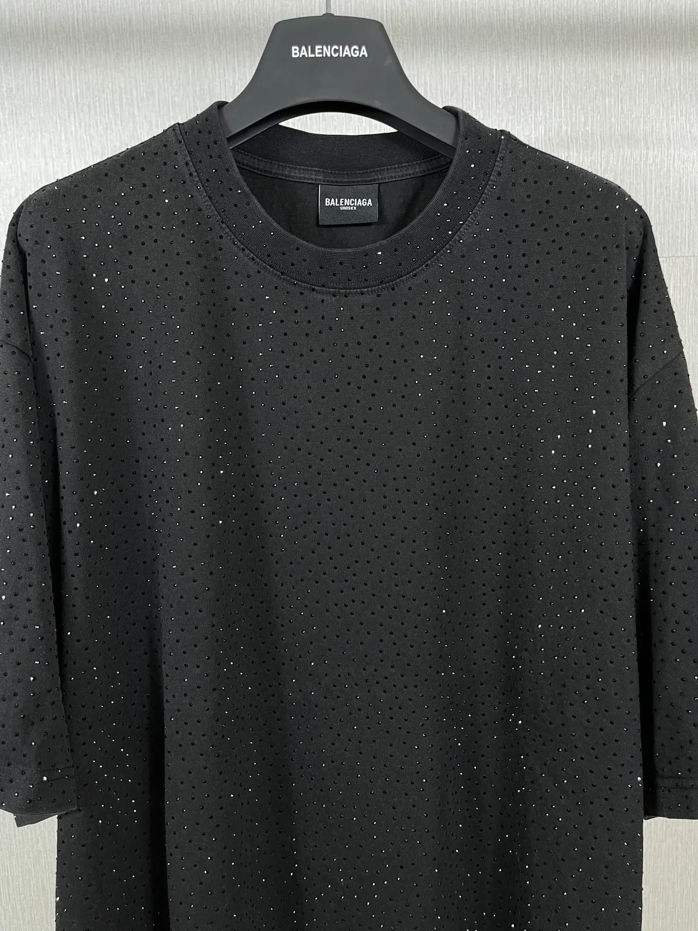 🅿️250 real photos [Top version. Official website quality] BALENCI*GA/Paris BALENCI*GA# Starry hot diamond washed and distressed short-sleeved T-shirt. Brick cabinet synchronization. The fabric is made of Paris ZP custom-woven and dyed 100% cotton double yarn compact cotton. The weight is 260 grams. The cloth surface is clean. The cloth pattern is clear. Soft and comfortable. The color fastness is good. It is not easy to change color. The threads are woven and dyed with no color difference. The whole piece of clothing is washed and made into a solid, high-tech, ironed finish. Imported diamonds are used. The luster is bright and bright. It is not easy to fall off. The market is wrong. Comparisons welcome. Restore brick cabinet. The version adopts OS loose shoulder version. Same style for men and women. Code: BL223106 Color: washed black. White Size: XS to L