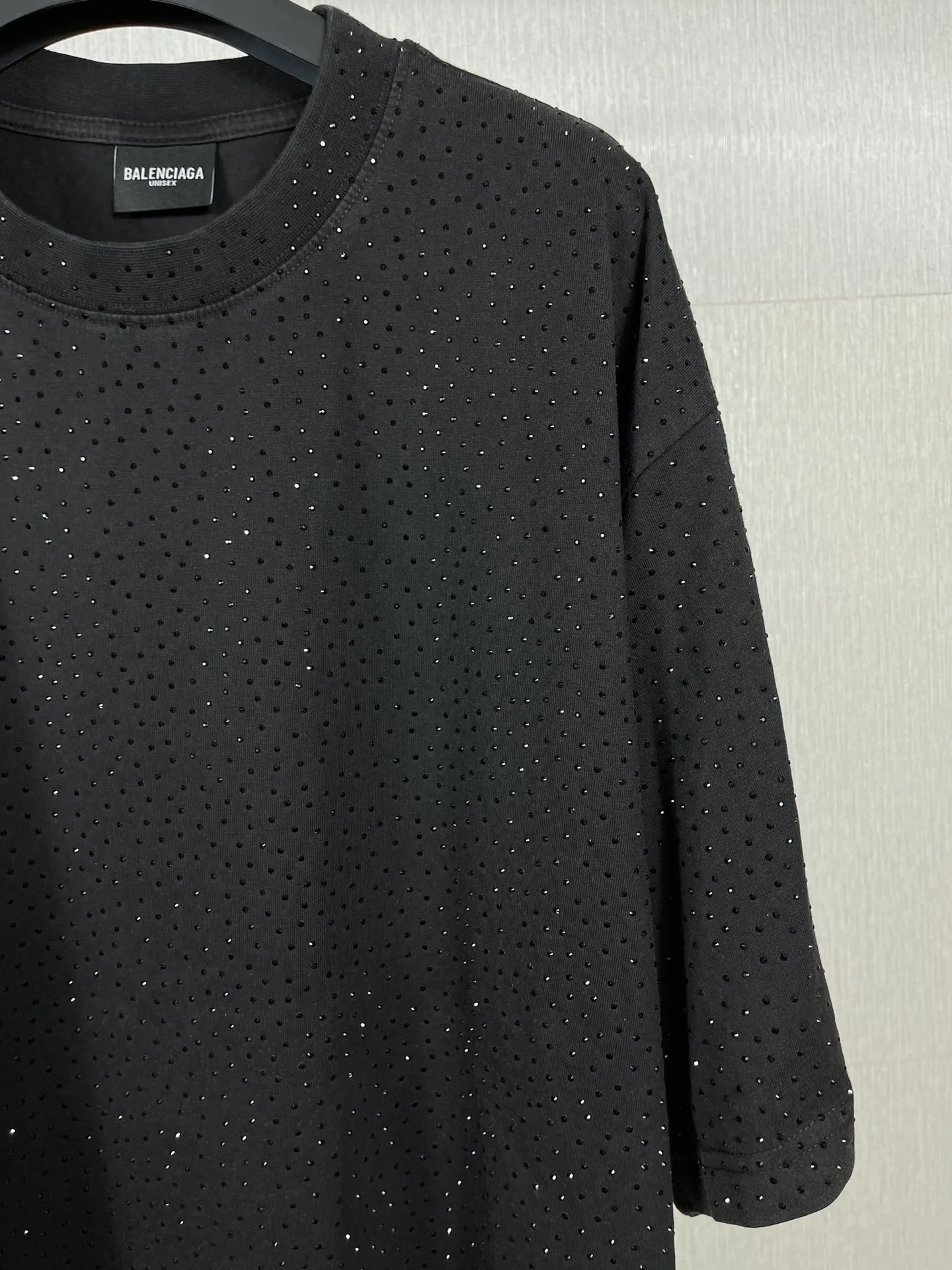 🅿️250 real photos [Top version. Official website quality] BALENCI*GA/Paris BALENCI*GA# Starry hot diamond washed and distressed short-sleeved T-shirt. Brick cabinet synchronization. The fabric is made of Paris ZP custom-woven and dyed 100% cotton double yarn compact cotton. The weight is 260 grams. The cloth surface is clean. The cloth pattern is clear. Soft and comfortable. The color fastness is good. It is not easy to change color. The threads are woven and dyed with no color difference. The whole piece of clothing is washed and made into a solid, high-tech, ironed finish. Imported diamonds are used. The luster is bright and bright. It is not easy to fall off. The market is wrong. Comparisons welcome. Restore brick cabinet. The version adopts OS loose shoulder version. Same style for men and women. Code: BL223106 Color: washed black. White Size: XS to L