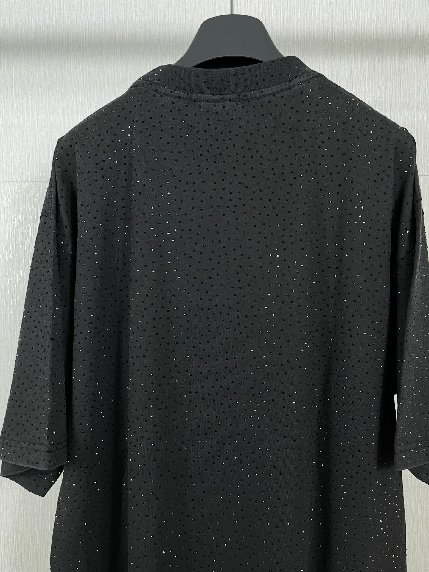 🅿️250 real photos [Top version. Official website quality] BALENCI*GA/Paris BALENCI*GA# Starry hot diamond washed and distressed short-sleeved T-shirt. Brick cabinet synchronization. The fabric is made of Paris ZP custom-woven and dyed 100% cotton double yarn compact cotton. The weight is 260 grams. The cloth surface is clean. The cloth pattern is clear. Soft and comfortable. The color fastness is good. It is not easy to change color. The threads are woven and dyed with no color difference. The whole piece of clothing is washed and made into a solid, high-tech, ironed finish. Imported diamonds are used. The luster is bright and bright. It is not easy to fall off. The market is wrong. Comparisons welcome. Restore brick cabinet. The version adopts OS loose shoulder version. Same style for men and women. Code: BL223106 Color: washed black. White Size: XS to L
