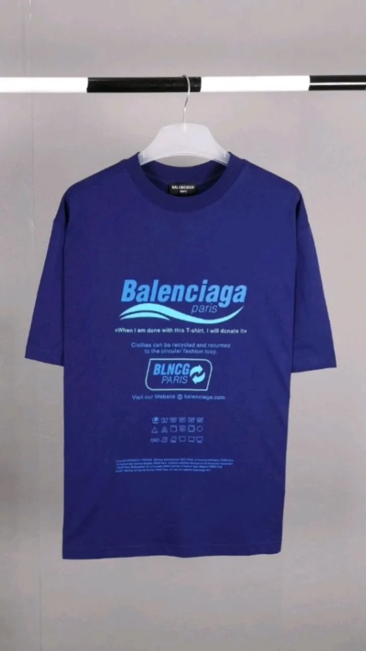 Real shot of the video————The top tested version of Balenciaga’s eco-friendly logo arrow three-color loose breathable cotton short-sleeved T-shirt BLCG is one of the most influential brands in the fashion industry. Founded in 1919 by Cristóbal Balenciaga and settled in Paris in 1936, he led many important fashion movements between 1930 and 1968. The representative ready-to-wear series reflects the identity of the brand - Fabric: Made of 32-count double yarn, 260-gram weight fabric, imported knitted needle carded cotton, with moderate thickness, drape and contour - The front printing screen plate is hand-printed, and the 3D full-color scanned pattern is made into film to ensure the highest degree of printing pattern restoration. The upper and lower LOGO printing has a strong touch texture. The printing material uses environmentally friendly active water slurry and anti-sublimation liquid as the base. The garment is resistant to washing and does not desizing. Color: off-white, fluorescent yellow, navy blue Size: XS-L P:250
