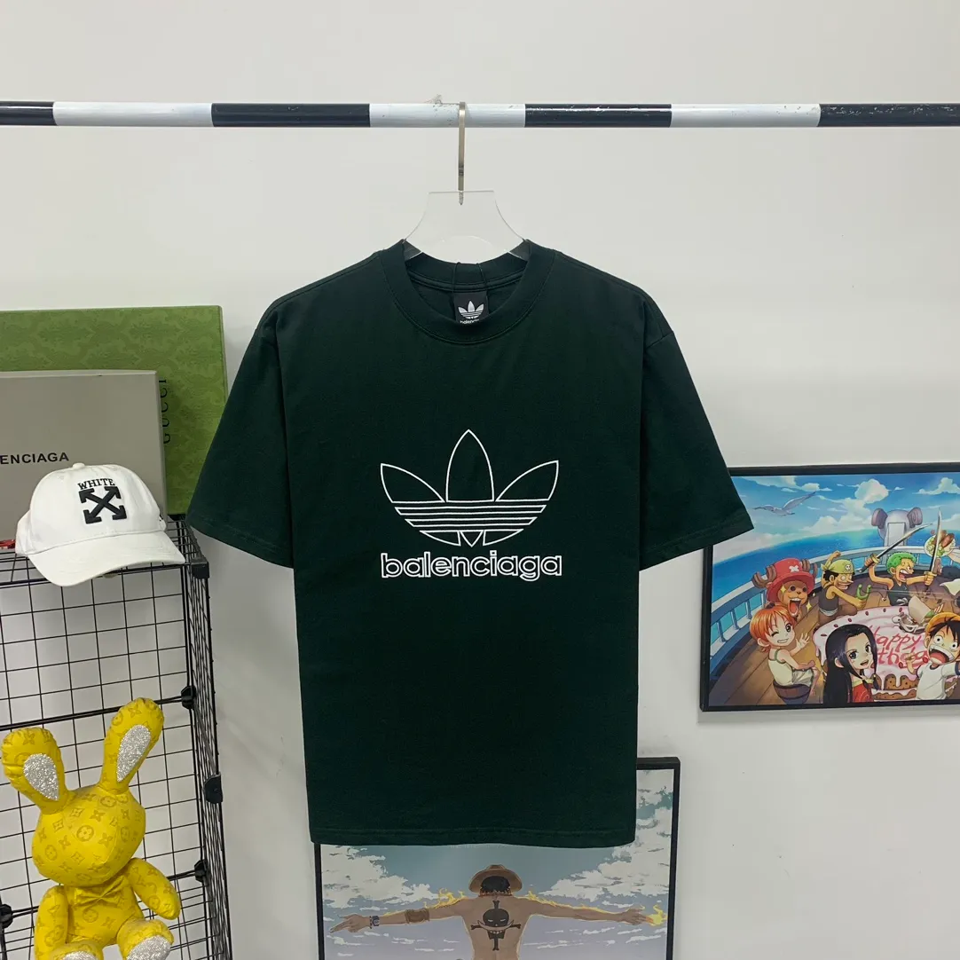 [New] Top-quality verified version BALENCIAGA/ADIDAS Balenciaga co-branded Adidas clover 23SS printed pattern letter round neck short-sleeved T-shirt is a hot topic at the moment🔥Quality ceiling It seems to be a simple printing or embroidery, but it is not simple at all. 100% imported machine restoration. The details and workmanship and fabrics are consistent with the original ones. Guaranteed no color difference with the counter. Feel free to compare ⚠️Note that the threaded necklines are all original collars of a certain Paris and a certain country. High degree of wrapping. The width of the neckline and cabinets are accurate to millimeters. Thick necklines are not easily deformed. The collars of high-end products are all restored to cabinets. Differentiating large collars from ordinary garbage in the world. ⚠️Different styles of washed wheat main wheat, including imported wheat, have different colors and codes. Really restore the counter. As we all know, Balenciaga’s collar labels in each quarter have different English or colors. This distinguishes fast food products from the world’s single-color main wheat washed wheat. ⚠️Pay attention to workmanship. Stitches at the collar are not folded. Smooth and natural, no overlapping lines, true restoration ⚠️The fabric is made of 250g Paris-specific double yarn. It is really incomparable with the ordinary version on the market. Correct printing details. Correct double yarn with high weight thread. Correct packaging details. Workmanship is restored in all aspects. Packaging is restored in all aspects. P: 270 Color: Black White Green SIZE: XS-S-M-L