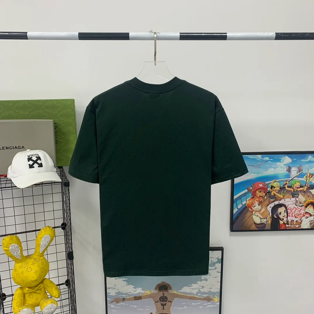 [New] Top-quality verified version BALENCIAGA/ADIDAS Balenciaga co-branded Adidas clover 23SS printed pattern letter round neck short-sleeved T-shirt is a hot topic at the moment🔥Quality ceiling It seems to be a simple printing or embroidery, but it is not simple at all. 100% imported machine restoration. The details and workmanship and fabrics are consistent with the original ones. Guaranteed no color difference with the counter. Feel free to compare ⚠️Note that the threaded necklines are all original collars of a certain Paris and a certain country. High degree of wrapping. The width of the neckline and cabinets are accurate to millimeters. Thick necklines are not easily deformed. The collars of high-end products are all restored to cabinets. Differentiating large collars from ordinary garbage in the world. ⚠️Different styles of washed wheat main wheat, including imported wheat, have different colors and codes. Really restore the counter. As we all know, Balenciaga’s collar labels in each quarter have different English or colors. This distinguishes fast food products from the world’s single-color main wheat washed wheat. ⚠️Pay attention to workmanship. Stitches at the collar are not folded. Smooth and natural, no overlapping lines, true restoration ⚠️The fabric is made of 250g Paris-specific double yarn. It is really incomparable with the ordinary version on the market. Correct printing details. Correct double yarn with high weight thread. Correct packaging details. Workmanship is restored in all aspects. Packaging is restored in all aspects. P: 270 Color: Black White Green SIZE: XS-S-M-L