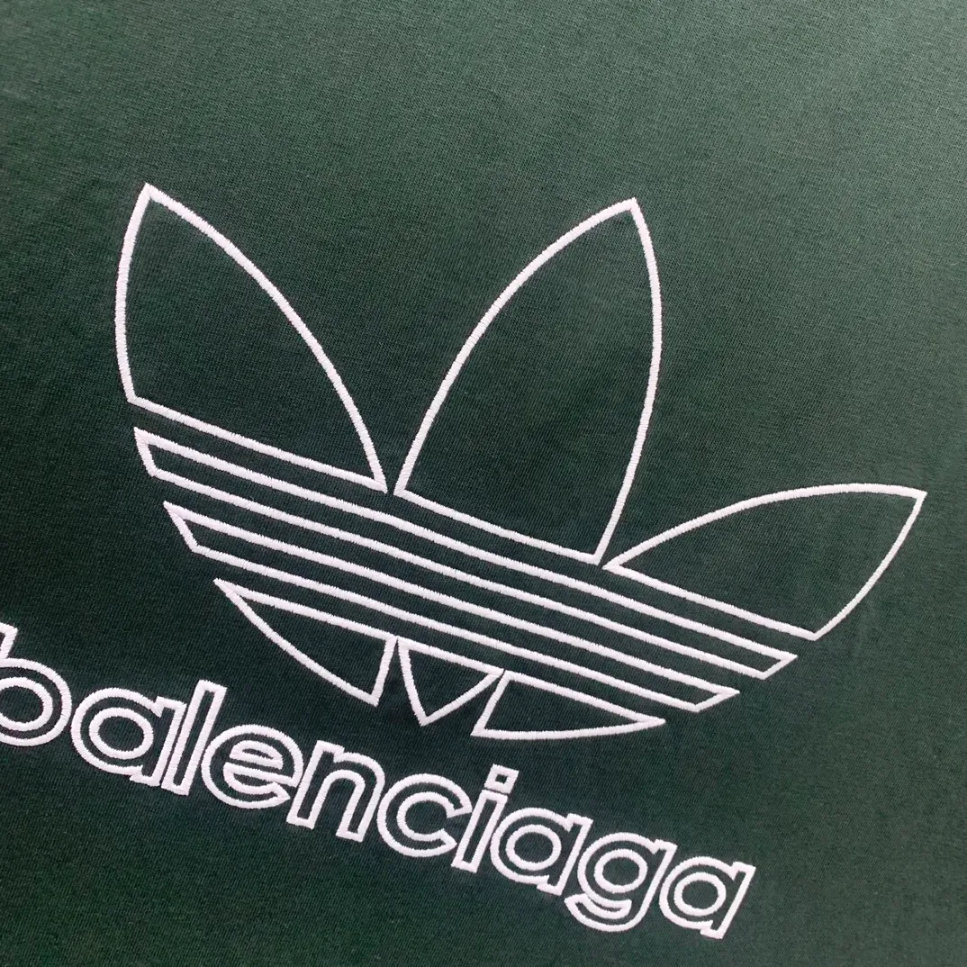 [New] Top-quality verified version BALENCIAGA/ADIDAS Balenciaga co-branded Adidas clover 23SS printed pattern letter round neck short-sleeved T-shirt is a hot topic at the moment🔥Quality ceiling It seems to be a simple printing or embroidery, but it is not simple at all. 100% imported machine restoration. The details and workmanship and fabrics are consistent with the original ones. Guaranteed no color difference with the counter. Feel free to compare ⚠️Note that the threaded necklines are all original collars of a certain Paris and a certain country. High degree of wrapping. The width of the neckline and cabinets are accurate to millimeters. Thick necklines are not easily deformed. The collars of high-end products are all restored to cabinets. Differentiating large collars from ordinary garbage in the world. ⚠️Different styles of washed wheat main wheat, including imported wheat, have different colors and codes. Really restore the counter. As we all know, Balenciaga’s collar labels in each quarter have different English or colors. This distinguishes fast food products from the world’s single-color main wheat washed wheat. ⚠️Pay attention to workmanship. Stitches at the collar are not folded. Smooth and natural, no overlapping lines, true restoration ⚠️The fabric is made of 250g Paris-specific double yarn. It is really incomparable with the ordinary version on the market. Correct printing details. Correct double yarn with high weight thread. Correct packaging details. Workmanship is restored in all aspects. Packaging is restored in all aspects. P: 270 Color: Black White Green SIZE: XS-S-M-L