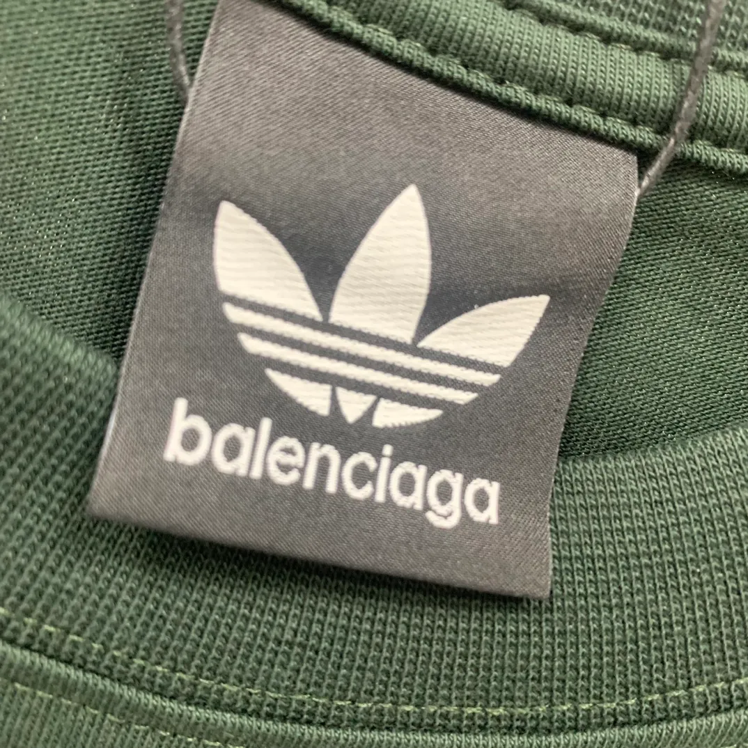 [New] Top-quality verified version BALENCIAGA/ADIDAS Balenciaga co-branded Adidas clover 23SS printed pattern letter round neck short-sleeved T-shirt is a hot topic at the moment🔥Quality ceiling It seems to be a simple printing or embroidery, but it is not simple at all. 100% imported machine restoration. The details and workmanship and fabrics are consistent with the original ones. Guaranteed no color difference with the counter. Feel free to compare ⚠️Note that the threaded necklines are all original collars of a certain Paris and a certain country. High degree of wrapping. The width of the neckline and cabinets are accurate to millimeters. Thick necklines are not easily deformed. The collars of high-end products are all restored to cabinets. Differentiating large collars from ordinary garbage in the world. ⚠️Different styles of washed wheat main wheat, including imported wheat, have different colors and codes. Really restore the counter. As we all know, Balenciaga’s collar labels in each quarter have different English or colors. This distinguishes fast food products from the world’s single-color main wheat washed wheat. ⚠️Pay attention to workmanship. Stitches at the collar are not folded. Smooth and natural, no overlapping lines, true restoration ⚠️The fabric is made of 250g Paris-specific double yarn. It is really incomparable with the ordinary version on the market. Correct printing details. Correct double yarn with high weight thread. Correct packaging details. Workmanship is restored in all aspects. Packaging is restored in all aspects. P: 270 Color: Black White Green SIZE: XS-S-M-L