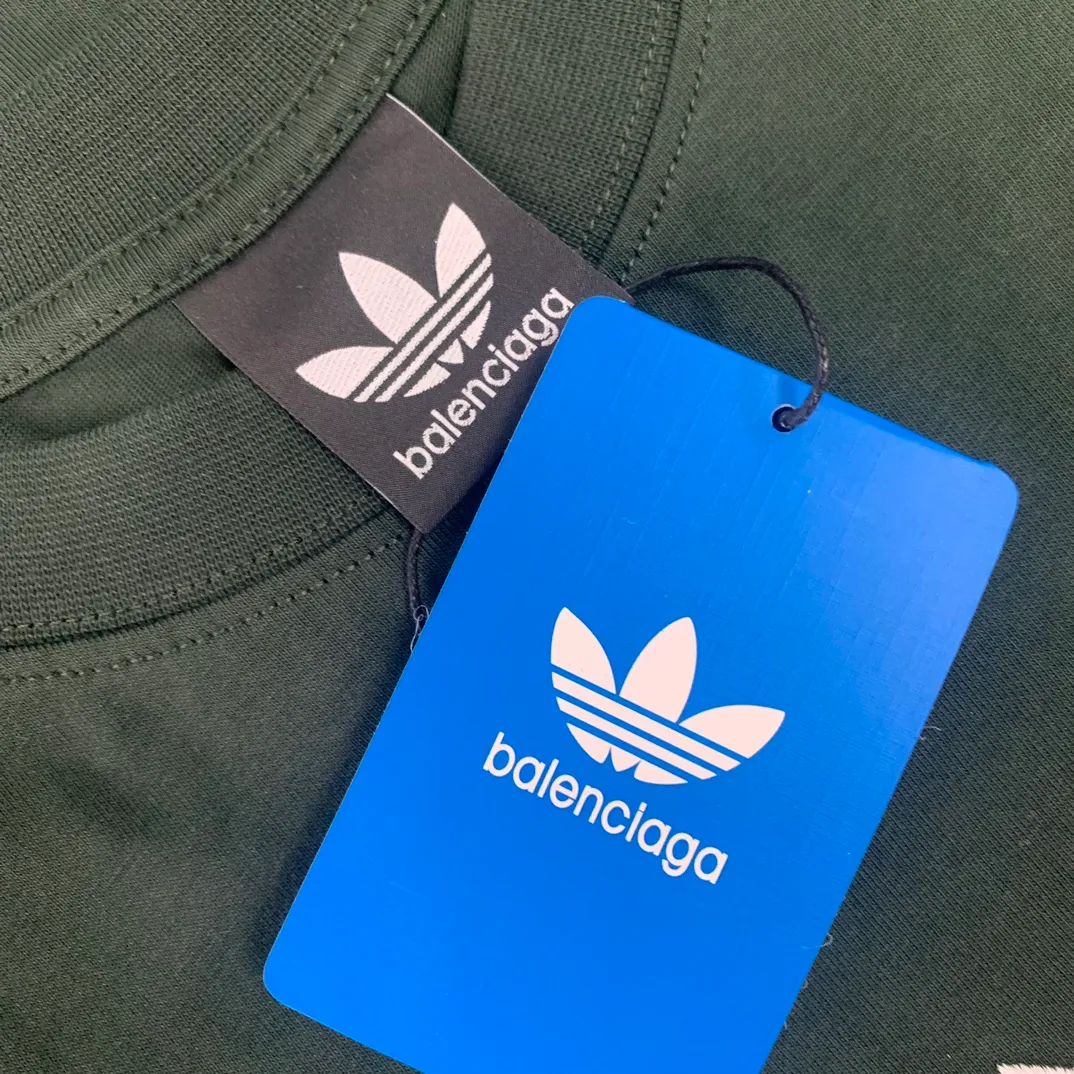 [New] Top-quality verified version BALENCIAGA/ADIDAS Balenciaga co-branded Adidas clover 23SS printed pattern letter round neck short-sleeved T-shirt is a hot topic at the moment🔥Quality ceiling It seems to be a simple printing or embroidery, but it is not simple at all. 100% imported machine restoration. The details and workmanship and fabrics are consistent with the original ones. Guaranteed no color difference with the counter. Feel free to compare ⚠️Note that the threaded necklines are all original collars of a certain Paris and a certain country. High degree of wrapping. The width of the neckline and cabinets are accurate to millimeters. Thick necklines are not easily deformed. The collars of high-end products are all restored to cabinets. Differentiating large collars from ordinary garbage in the world. ⚠️Different styles of washed wheat main wheat, including imported wheat, have different colors and codes. Really restore the counter. As we all know, Balenciaga’s collar labels in each quarter have different English or colors. This distinguishes fast food products from the world’s single-color main wheat washed wheat. ⚠️Pay attention to workmanship. Stitches at the collar are not folded. Smooth and natural, no overlapping lines, true restoration ⚠️The fabric is made of 250g Paris-specific double yarn. It is really incomparable with the ordinary version on the market. Correct printing details. Correct double yarn with high weight thread. Correct packaging details. Workmanship is restored in all aspects. Packaging is restored in all aspects. P: 270 Color: Black White Green SIZE: XS-S-M-L