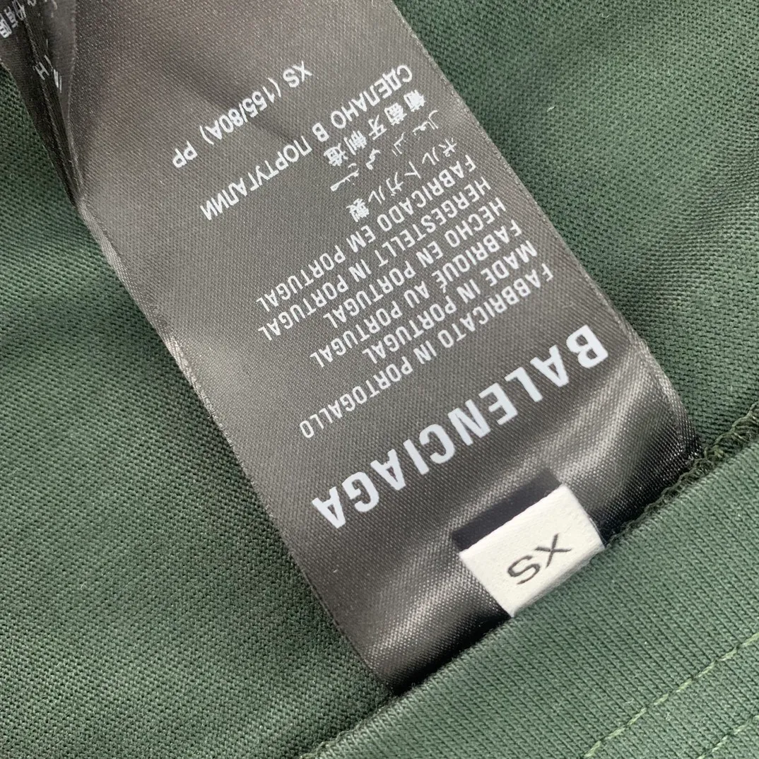 [New] Top-quality verified version BALENCIAGA/ADIDAS Balenciaga co-branded Adidas clover 23SS printed pattern letter round neck short-sleeved T-shirt is a hot topic at the moment🔥Quality ceiling It seems to be a simple printing or embroidery, but it is not simple at all. 100% imported machine restoration. The details and workmanship and fabrics are consistent with the original ones. Guaranteed no color difference with the counter. Feel free to compare ⚠️Note that the threaded necklines are all original collars of a certain Paris and a certain country. High degree of wrapping. The width of the neckline and cabinets are accurate to millimeters. Thick necklines are not easily deformed. The collars of high-end products are all restored to cabinets. Differentiating large collars from ordinary garbage in the world. ⚠️Different styles of washed wheat main wheat, including imported wheat, have different colors and codes. Really restore the counter. As we all know, Balenciaga’s collar labels in each quarter have different English or colors. This distinguishes fast food products from the world’s single-color main wheat washed wheat. ⚠️Pay attention to workmanship. Stitches at the collar are not folded. Smooth and natural, no overlapping lines, true restoration ⚠️The fabric is made of 250g Paris-specific double yarn. It is really incomparable with the ordinary version on the market. Correct printing details. Correct double yarn with high weight thread. Correct packaging details. Workmanship is restored in all aspects. Packaging is restored in all aspects. P: 270 Color: Black White Green SIZE: XS-S-M-L