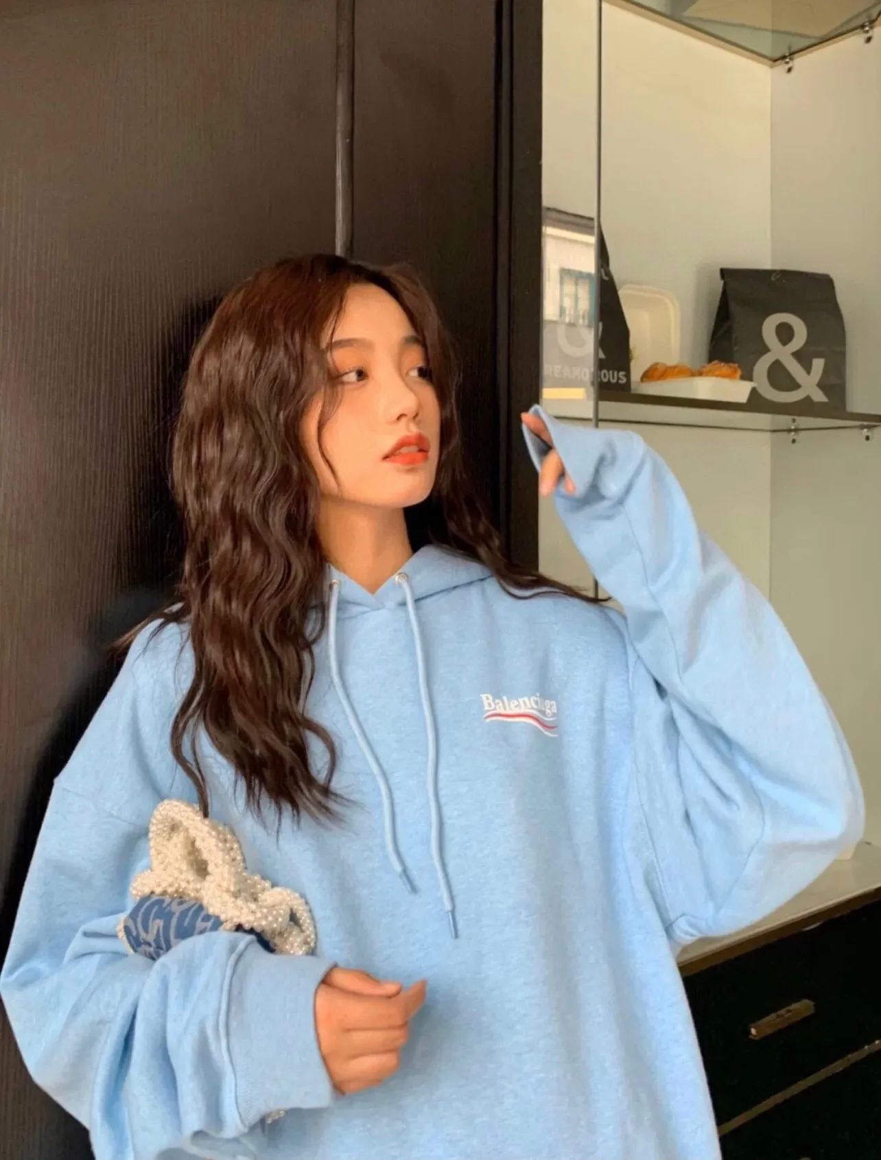 ♻️💯Reference model picture for the upper body❤️The top tested version of Balenciaga BALENCIAGA classic cola wave print hooded sweatshirt. ZP pattern original development. 1:1 customized accessories. Packaging (including logo Sydney paper + new main mark + washing + hang tag). The whole sweatshirt is made of 460g pure cotton large terry, and the wet weight can reach 490, which is full of thickness. The printing uses the Israeli Kornit digital direct-injection process. The dye is added with 0.028 granular nano-plastics. When sprayed on the fabric, it has strong adhesion and is not afraid of strong washing and exposure (it is recommended to take care of the clothes), ensuring that the printing will not fall off after wearing. Customized washing, labeling, accessories, and hardware can reach professional standards. Whole piece of clothing, hat string, threaded fabric, produced in the same vat, 0 color difference, color: haze blue, size: XS-L P:450