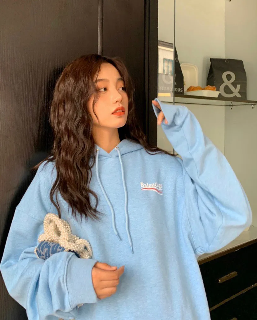 ♻️💯Reference model picture for the upper body❤️The top tested version of Balenciaga BALENCIAGA classic cola wave print hooded sweatshirt. ZP pattern original development. 1:1 customized accessories. Packaging (including logo Sydney paper + new main mark + washing + hang tag). The whole sweatshirt is made of 460g pure cotton large terry, and the wet weight can reach 490, which is full of thickness. The printing uses the Israeli Kornit digital direct-injection process. The dye is added with 0.028 granular nano-plastics. When sprayed on the fabric, it has strong adhesion and is not afraid of strong washing and exposure (it is recommended to take care of the clothes), ensuring that the printing will not fall off after wearing. Customized washing, labeling, accessories, and hardware can reach professional standards. Whole piece of clothing, hat string, threaded fabric, produced in the same vat, 0 color difference, color: haze blue, size: XS-L P:450