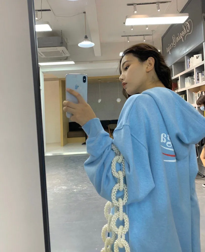♻️💯Reference model picture for the upper body❤️The top tested version of Balenciaga BALENCIAGA classic cola wave print hooded sweatshirt. ZP pattern original development. 1:1 customized accessories. Packaging (including logo Sydney paper + new main mark + washing + hang tag). The whole sweatshirt is made of 460g pure cotton large terry, and the wet weight can reach 490, which is full of thickness. The printing uses the Israeli Kornit digital direct-injection process. The dye is added with 0.028 granular nano-plastics. When sprayed on the fabric, it has strong adhesion and is not afraid of strong washing and exposure (it is recommended to take care of the clothes), ensuring that the printing will not fall off after wearing. Customized washing, labeling, accessories, and hardware can reach professional standards. Whole piece of clothing, hat string, threaded fabric, produced in the same vat, 0 color difference, color: haze blue, size: XS-L P:450