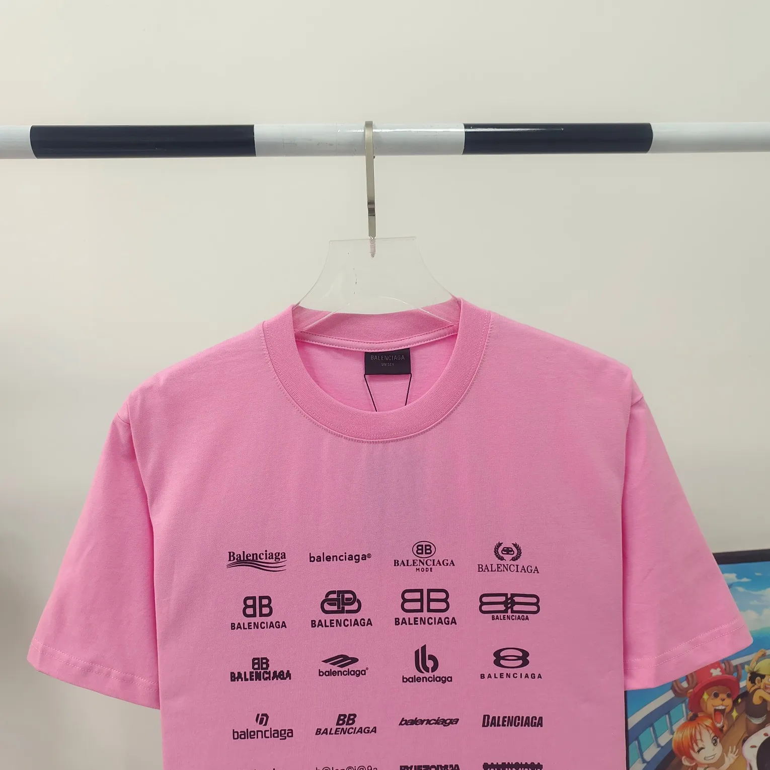 [New] The top version of Balenciaga BALENCIAGA is fully printed with LOGO slogans for male and female couples stars. The same style pure cotton loose short-sleeved T-shirt. Balenciaga was founded by Cristobal Balenciaga, a great genius designer who is known as the representative of the 20th century. For more than half a century since the brand was founded, Balenciaga has been famous for its fashion and elegance in the fashion industry. You can find any of your favorite logos on the front and back of this piece, Ness.  The front and rear printing uses low-coverage screen printing technology, and the glue is imported. The printing is very delicate, and the scratched out problems are very clear and there are no burrs. The fabric is made of 280g double-ply double-yarn pure cotton loose fabric, which is loose and breathable, has good drying effect, full drape and skin toning. Color: Black White Pink Size: XS-L P:240
