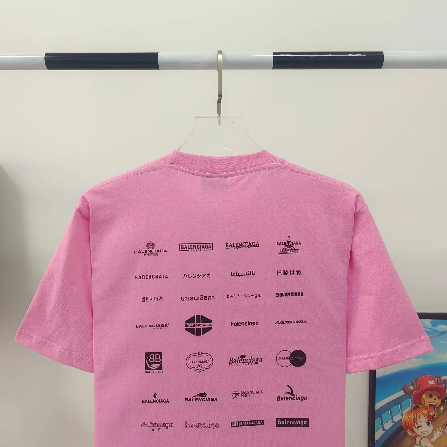 [New] The top version of Balenciaga BALENCIAGA is fully printed with LOGO slogans for male and female couples stars. The same style pure cotton loose short-sleeved T-shirt. Balenciaga was founded by Cristobal Balenciaga, a great genius designer who is known as the representative of the 20th century. For more than half a century since the brand was founded, Balenciaga has been famous for its fashion and elegance in the fashion industry. You can find any of your favorite logos on the front and back of this piece, Ness.  The front and rear printing uses low-coverage screen printing technology, and the glue is imported. The printing is very delicate, and the scratched out problems are very clear and there are no burrs. The fabric is made of 280g double-ply double-yarn pure cotton loose fabric, which is loose and breathable, has good drying effect, full drape and skin toning. Color: Black White Pink Size: XS-L P:240