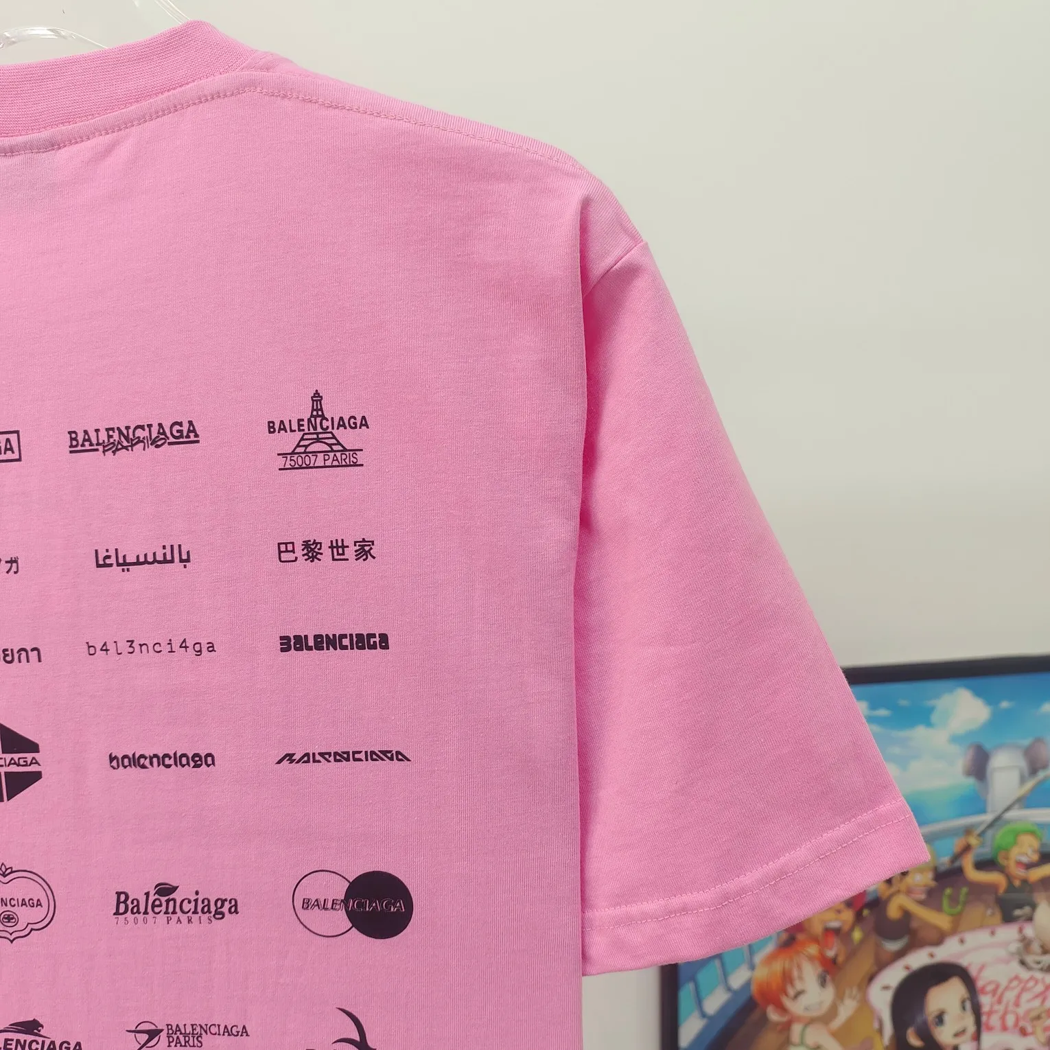 [New] The top version of Balenciaga BALENCIAGA is fully printed with LOGO slogans for male and female couples stars. The same style pure cotton loose short-sleeved T-shirt. Balenciaga was founded by Cristobal Balenciaga, a great genius designer who is known as the representative of the 20th century. For more than half a century since the brand was founded, Balenciaga has been famous for its fashion and elegance in the fashion industry. You can find any of your favorite logos on the front and back of this piece, Ness.  The front and rear printing uses low-coverage screen printing technology, and the glue is imported. The printing is very delicate, and the scratched out problems are very clear and there are no burrs. The fabric is made of 280g double-ply double-yarn pure cotton loose fabric, which is loose and breathable, has good drying effect, full drape and skin toning. Color: Black White Pink Size: XS-L P:240