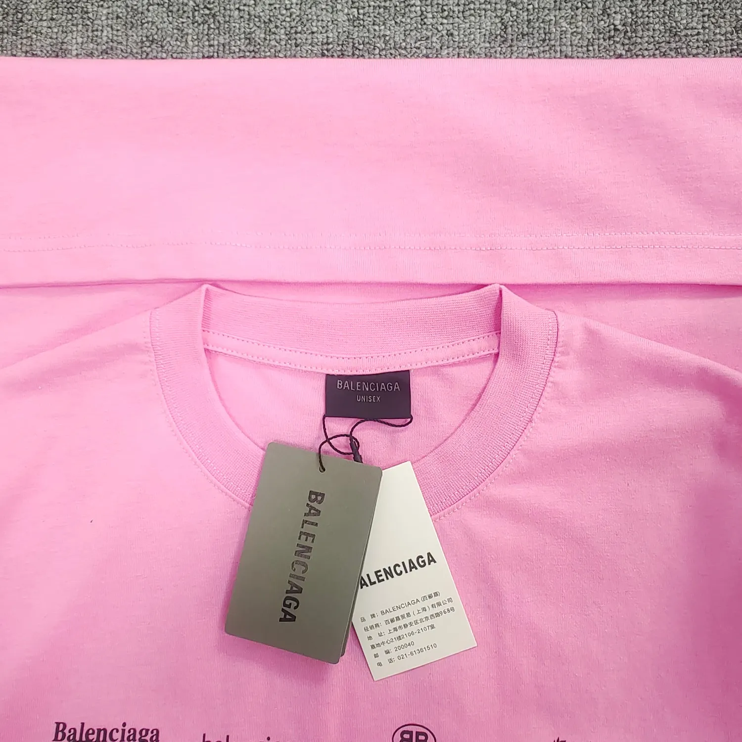[New] The top version of Balenciaga BALENCIAGA is fully printed with LOGO slogans for male and female couples stars. The same style pure cotton loose short-sleeved T-shirt. Balenciaga was founded by Cristobal Balenciaga, a great genius designer who is known as the representative of the 20th century. For more than half a century since the brand was founded, Balenciaga has been famous for its fashion and elegance in the fashion industry. You can find any of your favorite logos on the front and back of this piece, Ness.  The front and rear printing uses low-coverage screen printing technology, and the glue is imported. The printing is very delicate, and the scratched out problems are very clear and there are no burrs. The fabric is made of 280g double-ply double-yarn pure cotton loose fabric, which is loose and breathable, has good drying effect, full drape and skin toning. Color: Black White Pink Size: XS-L P:240