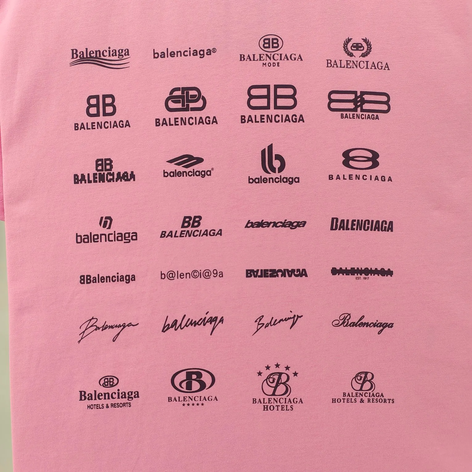 [New] The top version of Balenciaga BALENCIAGA is fully printed with LOGO slogans for male and female couples stars. The same style pure cotton loose short-sleeved T-shirt. Balenciaga was founded by Cristobal Balenciaga, a great genius designer who is known as the representative of the 20th century. For more than half a century since the brand was founded, Balenciaga has been famous for its fashion and elegance in the fashion industry. You can find any of your favorite logos on the front and back of this piece, Ness.  The front and rear printing uses low-coverage screen printing technology, and the glue is imported. The printing is very delicate, and the scratched out problems are very clear and there are no burrs. The fabric is made of 280g double-ply double-yarn pure cotton loose fabric, which is loose and breathable, has good drying effect, full drape and skin toning. Color: Black White Pink Size: XS-L P:240