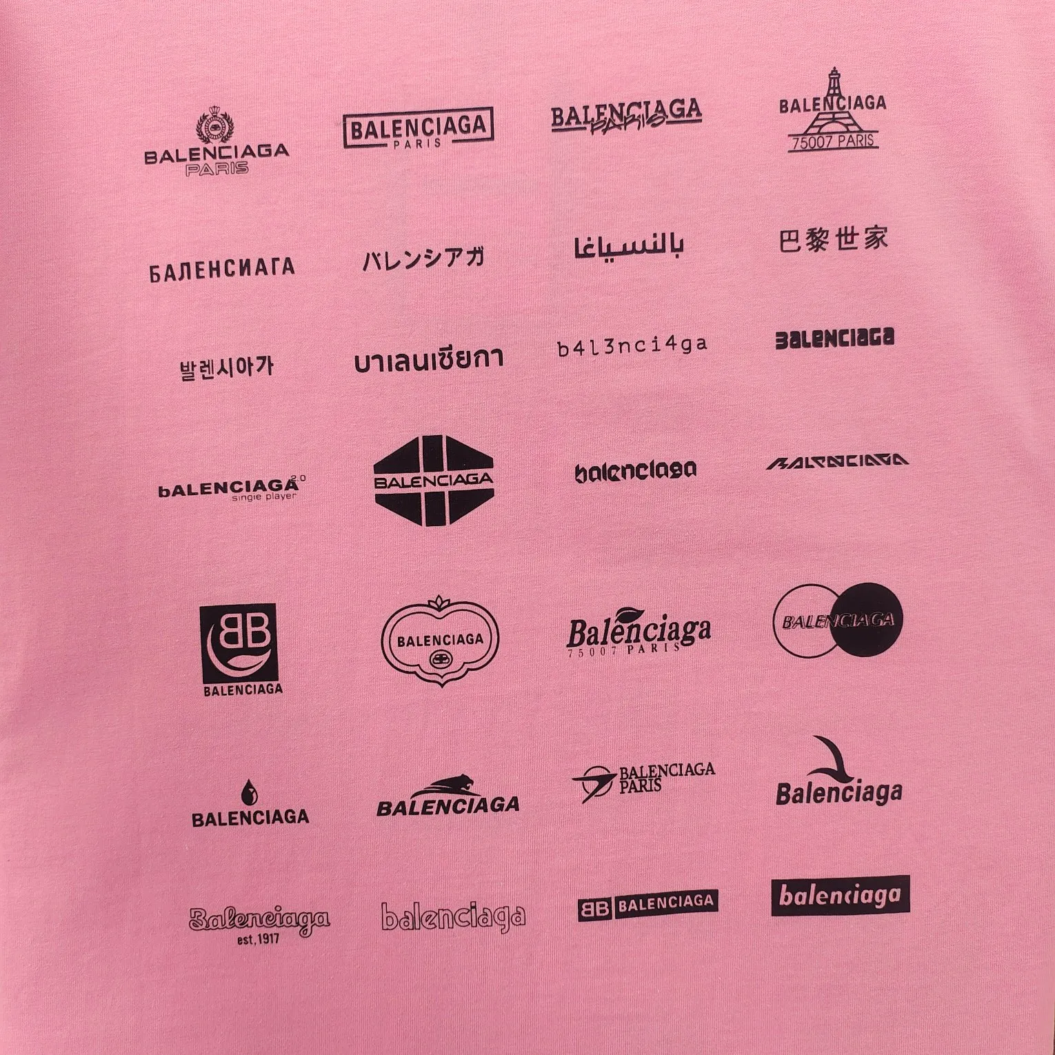 [New] The top version of Balenciaga BALENCIAGA is fully printed with LOGO slogans for male and female couples stars. The same style pure cotton loose short-sleeved T-shirt. Balenciaga was founded by Cristobal Balenciaga, a great genius designer who is known as the representative of the 20th century. For more than half a century since the brand was founded, Balenciaga has been famous for its fashion and elegance in the fashion industry. You can find any of your favorite logos on the front and back of this piece, Ness.  The front and rear printing uses low-coverage screen printing technology, and the glue is imported. The printing is very delicate, and the scratched out problems are very clear and there are no burrs. The fabric is made of 280g double-ply double-yarn pure cotton loose fabric, which is loose and breathable, has good drying effect, full drape and skin toning. Color: Black White Pink Size: XS-L P:240