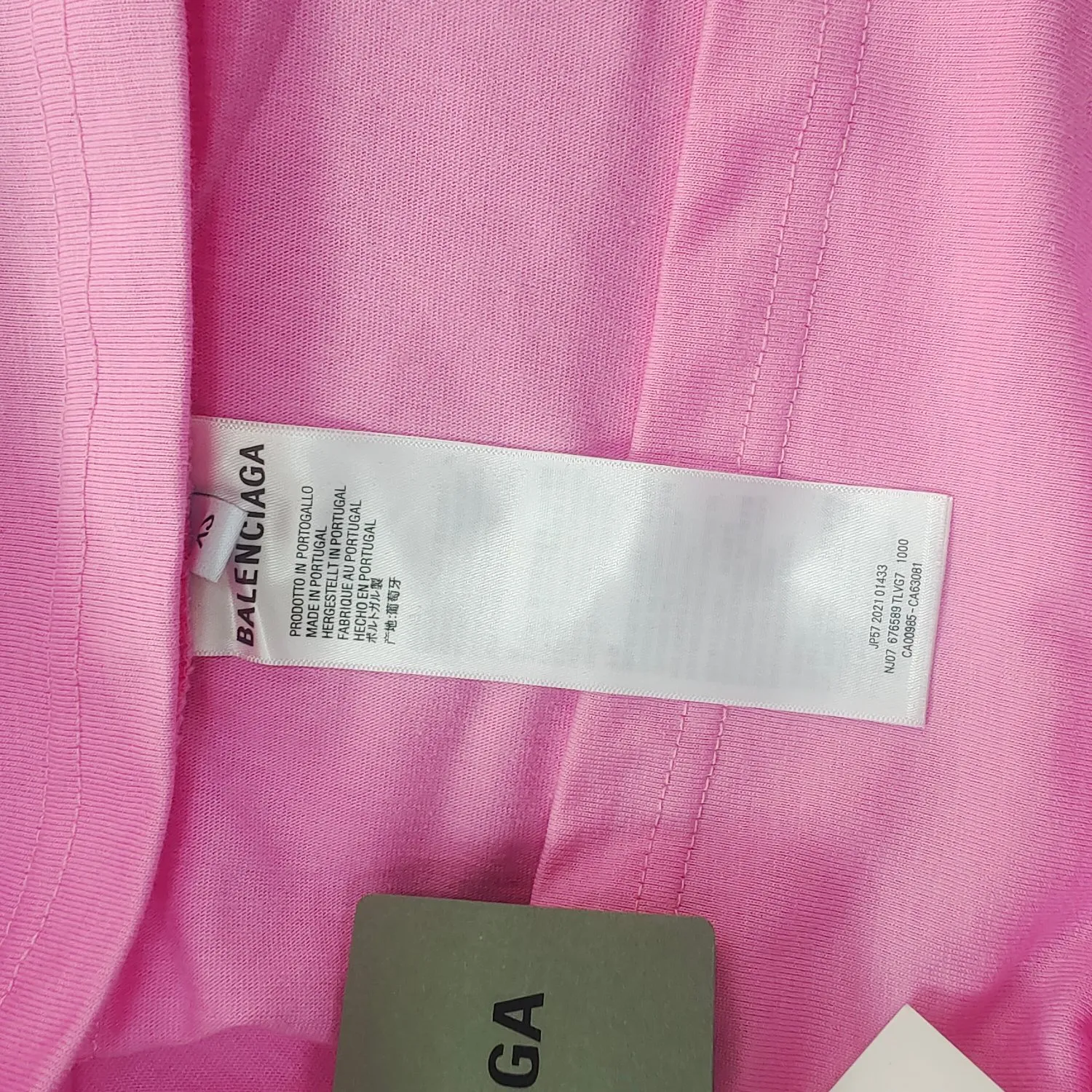 [New] The top version of Balenciaga BALENCIAGA is fully printed with LOGO slogans for male and female couples stars. The same style pure cotton loose short-sleeved T-shirt. Balenciaga was founded by Cristobal Balenciaga, a great genius designer who is known as the representative of the 20th century. For more than half a century since the brand was founded, Balenciaga has been famous for its fashion and elegance in the fashion industry. You can find any of your favorite logos on the front and back of this piece, Ness.  The front and rear printing uses low-coverage screen printing technology, and the glue is imported. The printing is very delicate, and the scratched out problems are very clear and there are no burrs. The fabric is made of 280g double-ply double-yarn pure cotton loose fabric, which is loose and breathable, has good drying effect, full drape and skin toning. Color: Black White Pink Size: XS-L P:240