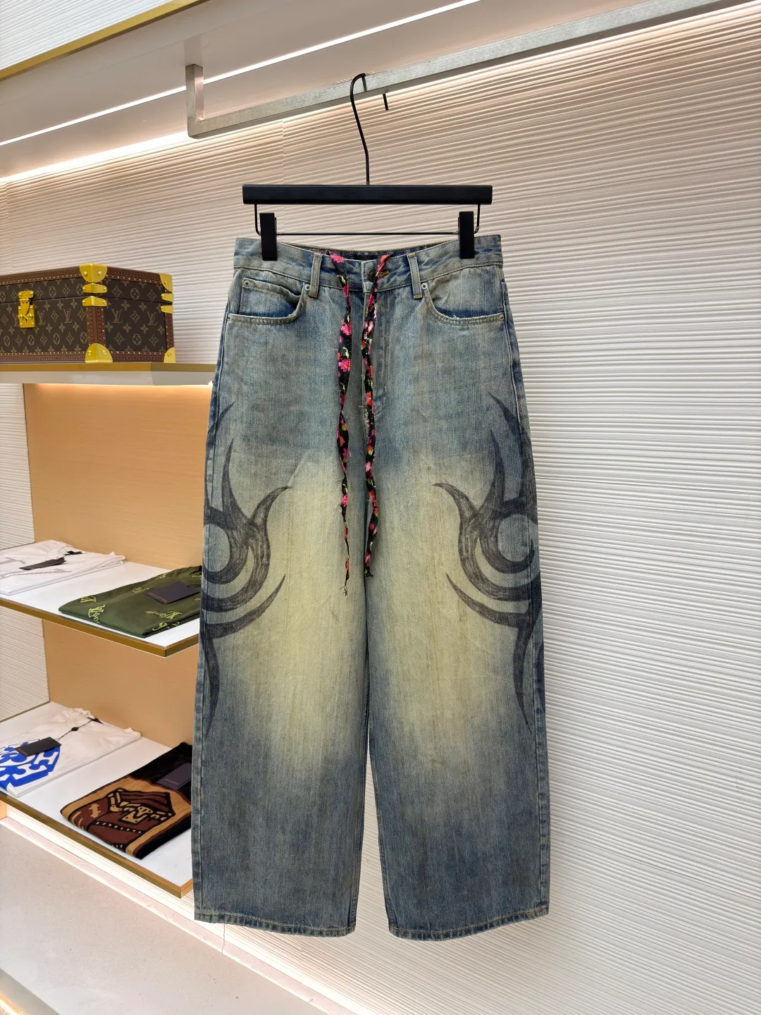 Balenciaga graffiti wide-leg jeans ●Original version: Purchased and developed at 9599 ●Item number: 1681016-B05 ●Material: twill denim fabric ●Technology: Made of maliu stone washed and faded ●Version: Loose fit ●Weight: about 910 grams ●Size: S-M-L-XL-XXL ●Description: Made of 7S*7S 100% cotton twill denim, matched with 60s 100% cotton imitation Tencel twill lining. The ready-made garments are faded and distressed using a sand washing process. Some areas are worn with a manual grinding wheel. The whole piece is washed and faded with a mosaic stone. The old dyeing process and washing process use plastic sealing materials to open the mold and position the maliu color by hand spraying twice in nine positions. During this period, the maliu coloring time must be strictly controlled. If the time is too long, the color will be too dark. If the Y-version effect cannot be achieved, workers must operate quickly and accurately. Later, the trousers will be rinsed and fixed, washed with tassels, and manually frayed. The thick line template is a motorcycle chapter. The chapter is made of 8 layers of kraft paper and is adhered and die-cast. The workmanship is destroyed and distressed. It is matched with the matching distressed zipper and I-shaped buckle rivets. Hand-printed totems are time-consuming and labor-intensive to restore the texture of the Y version of the brush strokes. Custom-woven and dyed belt drawstring, every detail is restored in place. The overall wiring is straight and delicate, the fabric is comfortable and soft, and the color is consistent without color difference. It can be matched with the same style to create a fashionable look and control various occasions. Customized accessories, complete with three standards, same style for men and women!