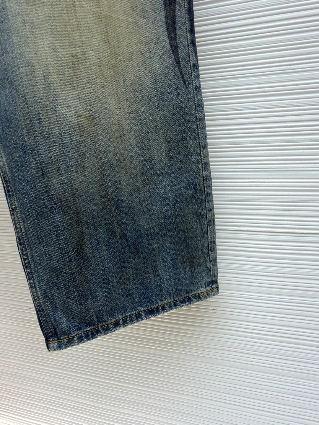 Balenciaga graffiti wide-leg jeans ●Original version: Purchased and developed at 9599 ●Item number: 1681016-B05 ●Material: twill denim fabric ●Technology: Made of maliu stone washed and faded ●Version: Loose fit ●Weight: about 910 grams ●Size: S-M-L-XL-XXL ●Description: Made of 7S*7S 100% cotton twill denim, matched with 60s 100% cotton imitation Tencel twill lining. The ready-made garments are faded and distressed using a sand washing process. Some areas are worn with a manual grinding wheel. The whole piece is washed and faded with a mosaic stone. The old dyeing process and washing process use plastic sealing materials to open the mold and position the maliu color by hand spraying twice in nine positions. During this period, the maliu coloring time must be strictly controlled. If the time is too long, the color will be too dark. If the Y-version effect cannot be achieved, workers must operate quickly and accurately. Later, the trousers will be rinsed and fixed, washed with tassels, and manually frayed. The thick line template is a motorcycle chapter. The chapter is made of 8 layers of kraft paper and is adhered and die-cast. The workmanship is destroyed and distressed. It is matched with the matching distressed zipper and I-shaped buckle rivets. Hand-printed totems are time-consuming and labor-intensive to restore the texture of the Y version of the brush strokes. Custom-woven and dyed belt drawstring, every detail is restored in place. The overall wiring is straight and delicate, the fabric is comfortable and soft, and the color is consistent without color difference. It can be matched with the same style to create a fashionable look and control various occasions. Customized accessories, complete with three standards, same style for men and women!