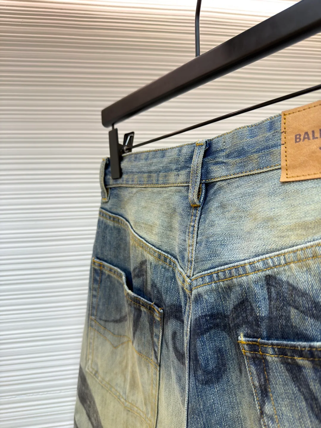 Balenciaga graffiti wide-leg jeans ●Original version: Purchased and developed at 9599 ●Item number: 1681016-B05 ●Material: twill denim fabric ●Technology: Made of maliu stone washed and faded ●Version: Loose fit ●Weight: about 910 grams ●Size: S-M-L-XL-XXL ●Description: Made of 7S*7S 100% cotton twill denim, matched with 60s 100% cotton imitation Tencel twill lining. The ready-made garments are faded and distressed using a sand washing process. Some areas are worn with a manual grinding wheel. The whole piece is washed and faded with a mosaic stone. The old dyeing process and washing process use plastic sealing materials to open the mold and position the maliu color by hand spraying twice in nine positions. During this period, the maliu coloring time must be strictly controlled. If the time is too long, the color will be too dark. If the Y-version effect cannot be achieved, workers must operate quickly and accurately. Later, the trousers will be rinsed and fixed, washed with tassels, and manually frayed. The thick line template is a motorcycle chapter. The chapter is made of 8 layers of kraft paper and is adhered and die-cast. The workmanship is destroyed and distressed. It is matched with the matching distressed zipper and I-shaped buckle rivets. Hand-printed totems are time-consuming and labor-intensive to restore the texture of the Y version of the brush strokes. Custom-woven and dyed belt drawstring, every detail is restored in place. The overall wiring is straight and delicate, the fabric is comfortable and soft, and the color is consistent without color difference. It can be matched with the same style to create a fashionable look and control various occasions. Customized accessories, complete with three standards, same style for men and women!