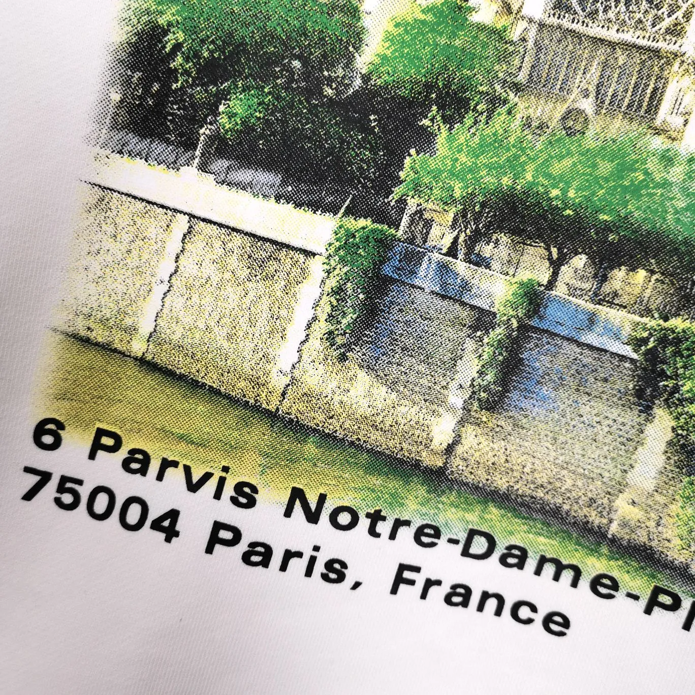 Additional details on the back - the top-notch proven version of BALENCIAGA Balenciaga Sacred Heart Cathedral Garden Notre Dame Castle loose cotton men and women couples the same autumn and winter pure cotton hoodie hooded sweatshirt top quality, each piece has been garment washed. The printing process adopts Kornit Digital 7-color direct printing, which restores the picture quality in high definition. People, trees and buildings are clearly visible and layered. Letter printing details are processed without tooth edges! The cost of front and back printing is enough to buy a box of good cigarettes. Details are as shown in the picture, all products are visually photographed without any modification! The fabric is made of 480g combed cotton terry fabric, which is heavy-weight and has a full drape. The most important thing is that while ensuring the weight, it can also effectively exert its breathable and breathable effect! Exclusive quality shipment Original fabric Self-adhesive coding Counter tag Size: XS-L Color: Black White P: 480