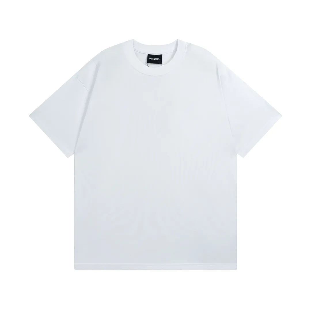 🅿️174 Detailed picture [Top version. Official website quality] BALENCI*GA/Paris BALENCI*GA# classic LOGO on the back, hot-drilled and washed short-sleeved T-shirt. Brick cabinet synchronization. The fabric is made of Paris ZP custom-woven and dyed 100% cotton double yarn compact cotton. The weight is 260 grams. The cloth surface is clean. The cloth pattern is clear. Soft and comfortable. The color fastness is good. It is not easy to change color. The threads are woven and dyed with no color difference. The back hot drill uses imported drill, which has good gloss and is not easy to fall off. Jubie market makes goods based on pictures. Comparisons welcome. The ready-made clothes are washed and distressed, and the brick cabinets are restored. The version adopts the OS loose shoulder style. The same style for men and women. Code: BL223077 Color: Washed black. White Size: XS to L