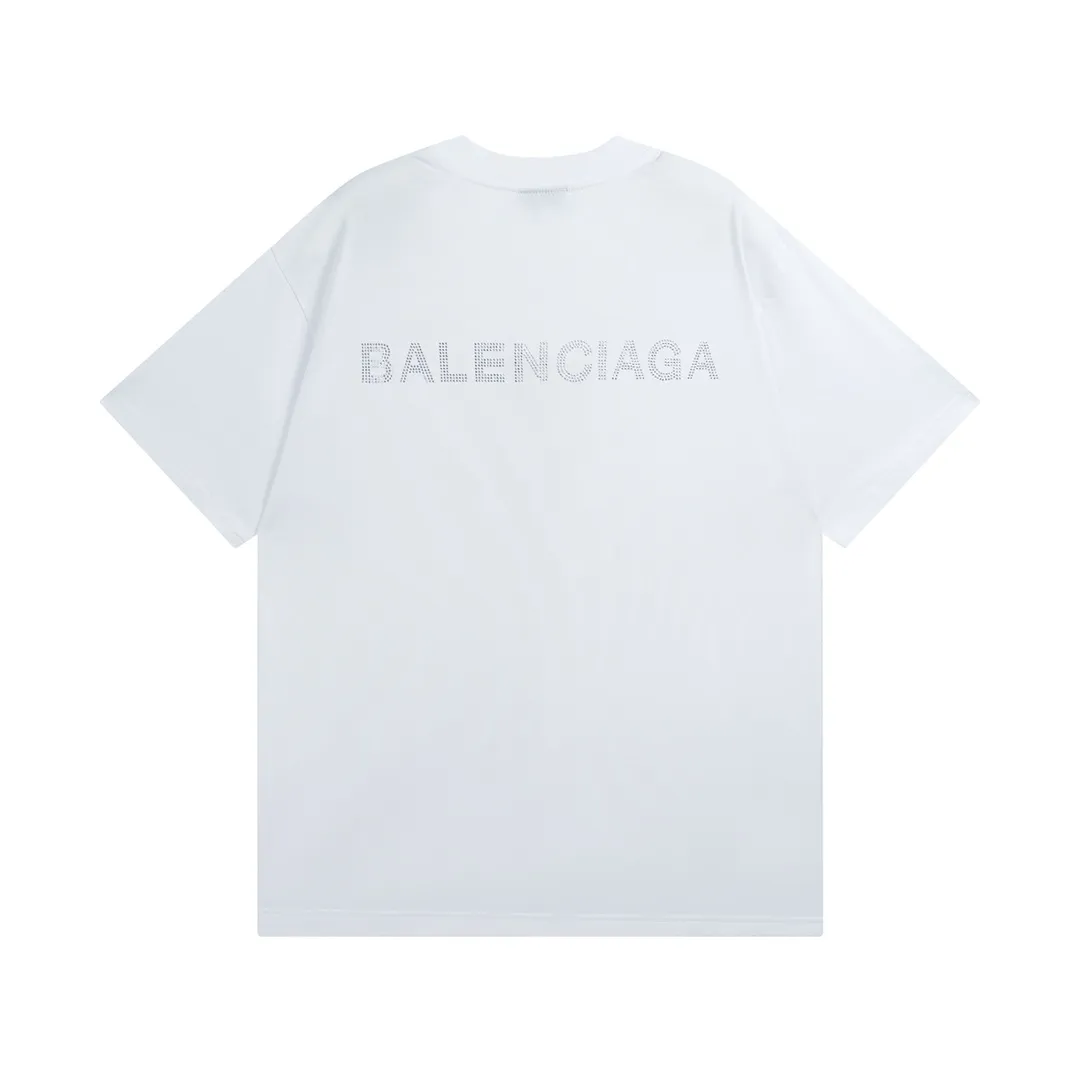 🅿️174 Detailed picture [Top version. Official website quality] BALENCI*GA/Paris BALENCI*GA# classic LOGO on the back, hot-drilled and washed short-sleeved T-shirt. Brick cabinet synchronization. The fabric is made of Paris ZP custom-woven and dyed 100% cotton double yarn compact cotton. The weight is 260 grams. The cloth surface is clean. The cloth pattern is clear. Soft and comfortable. The color fastness is good. It is not easy to change color. The threads are woven and dyed with no color difference. The back hot drill uses imported drill, which has good gloss and is not easy to fall off. Jubie market makes goods based on pictures. Comparisons welcome. The ready-made clothes are washed and distressed, and the brick cabinets are restored. The version adopts the OS loose shoulder style. The same style for men and women. Code: BL223077 Color: Washed black. White Size: XS to L