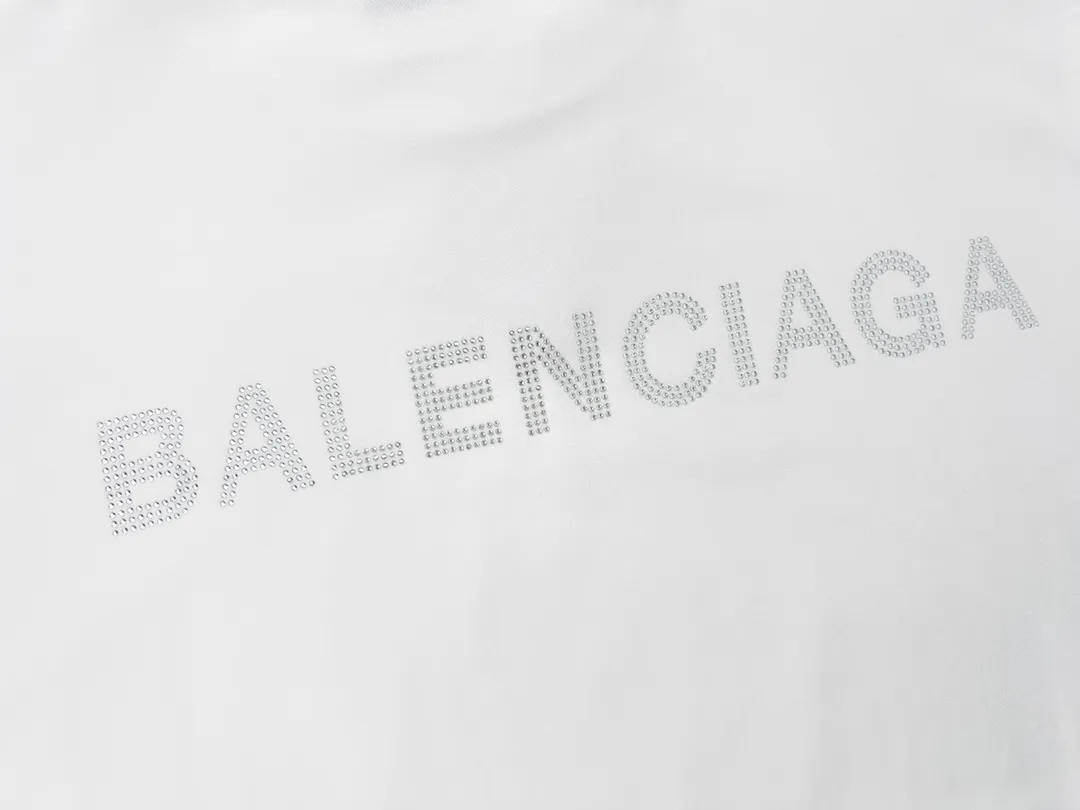 🅿️174 Detailed picture [Top version. Official website quality] BALENCI*GA/Paris BALENCI*GA# classic LOGO on the back, hot-drilled and washed short-sleeved T-shirt. Brick cabinet synchronization. The fabric is made of Paris ZP custom-woven and dyed 100% cotton double yarn compact cotton. The weight is 260 grams. The cloth surface is clean. The cloth pattern is clear. Soft and comfortable. The color fastness is good. It is not easy to change color. The threads are woven and dyed with no color difference. The back hot drill uses imported drill, which has good gloss and is not easy to fall off. Jubie market makes goods based on pictures. Comparisons welcome. The ready-made clothes are washed and distressed, and the brick cabinets are restored. The version adopts the OS loose shoulder style. The same style for men and women. Code: BL223077 Color: Washed black. White Size: XS to L
