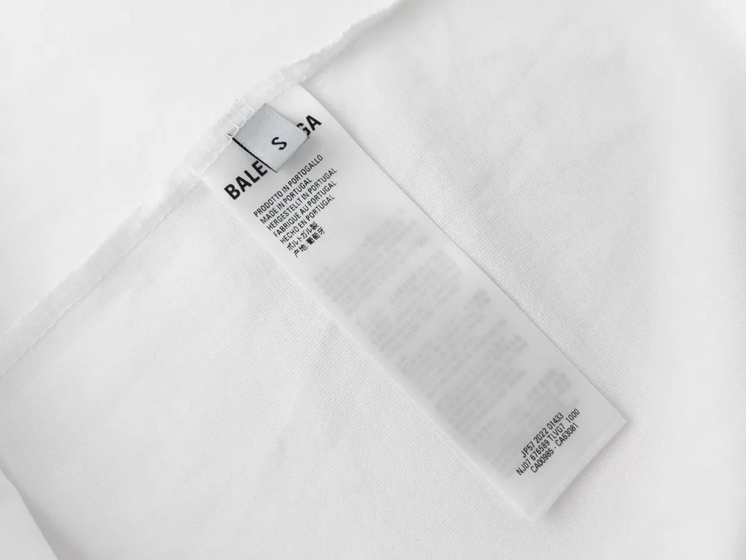 🅿️174 Detailed picture [Top version. Official website quality] BALENCI*GA/Paris BALENCI*GA# classic LOGO on the back, hot-drilled and washed short-sleeved T-shirt. Brick cabinet synchronization. The fabric is made of Paris ZP custom-woven and dyed 100% cotton double yarn compact cotton. The weight is 260 grams. The cloth surface is clean. The cloth pattern is clear. Soft and comfortable. The color fastness is good. It is not easy to change color. The threads are woven and dyed with no color difference. The back hot drill uses imported drill, which has good gloss and is not easy to fall off. Jubie market makes goods based on pictures. Comparisons welcome. The ready-made clothes are washed and distressed, and the brick cabinets are restored. The version adopts the OS loose shoulder style. The same style for men and women. Code: BL223077 Color: Washed black. White Size: XS to L