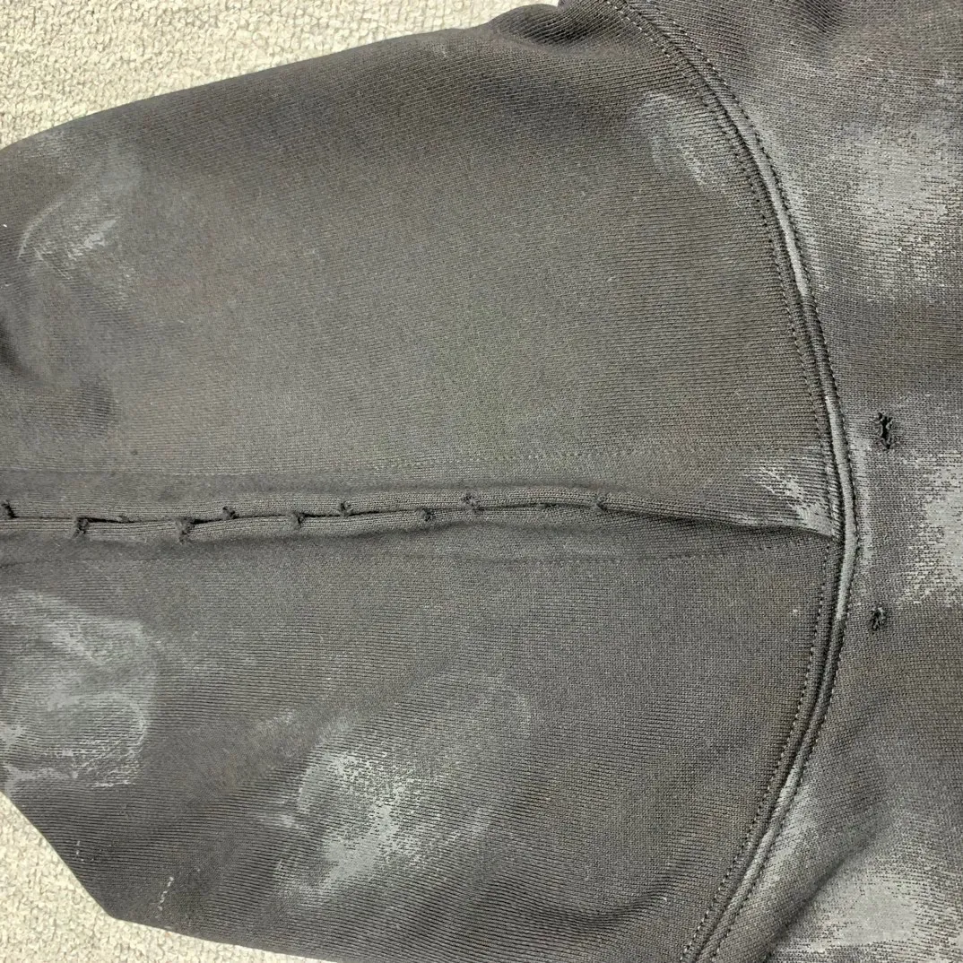 Details added————The top tested version BALENCIAGA Tower Paris Night Balenciaga distressed and dirty hole washed hooded sweatshirt YB1.3W purchase ➕ price 10K purchase original directional development! 460g double-ply double-yarn terry fabric, the garment weight is as high as 1.2kg! The back printing adopts Kornit digital direct printing process, and the shipment is extremely slow! Especially the Yunmu color on the tower is very delicate and grainy! The overall bursting letters are very evenly distressed and have a full sense of distress! The whole body was severely damaged, all randomly worn by hand! Very time consuming! The whole piece of clothing went through three washes. The fabric was first pre-shrunk, and then washed with distressing water to wash out the color on the printed surface to give it a distressed look. After washing with water for the second time, do the dirty coating. The staining is also a manual process, and each position of the coating must be brushed more than 3 times before! The key point is the coating on the back. It is a process that really makes people vomit blood. It has to be brushed back and forth, more than 20 times, to evenly apply the coating! It can be said that it will never be seen alive. After the coating is completed, the garments will be sprayed and then washed with wax! After washing with the wax, the fabric feels smooth and won't have that harsh, rough feel! This is also a key craft! If this step is missing, it won’t be visible on the screen, but it will be very uncomfortable and the skin texture will be very poor!  The workmanship is troublesome, and it normally takes 15 days for orders to be returned! Look at this construction period and this price, do you think it’s worth it?  Size: XS-L Color: Active Black P:470