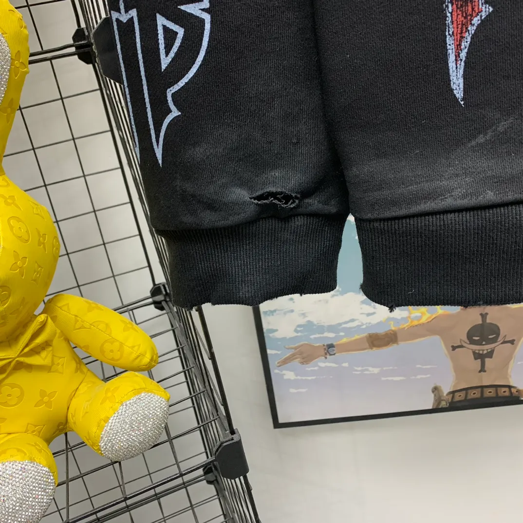 Details added————The top tested version BALENCIAGA Tower Paris Night Balenciaga distressed and dirty hole washed hooded sweatshirt YB1.3W purchase ➕ price 10K purchase original directional development! 460g double-ply double-yarn terry fabric, the garment weight is as high as 1.2kg! The back printing adopts Kornit digital direct printing process, and the shipment is extremely slow! Especially the Yunmu color on the tower is very delicate and grainy! The overall bursting letters are very evenly distressed and have a full sense of distress! The whole body was severely damaged, all randomly worn by hand! Very time consuming! The whole piece of clothing went through three washes. The fabric was first pre-shrunk, and then washed with distressing water to wash out the color on the printed surface to give it a distressed look. After washing with water for the second time, do the dirty coating. The staining is also a manual process, and each position of the coating must be brushed more than 3 times before! The key point is the coating on the back. It is a process that really makes people vomit blood. It has to be brushed back and forth, more than 20 times, to evenly apply the coating! It can be said that it will never be seen alive. After the coating is completed, the garments will be sprayed and then washed with wax! After washing with the wax, the fabric feels smooth and won't have that harsh, rough feel! This is also a key craft! If this step is missing, it won’t be visible on the screen, but it will be very uncomfortable and the skin texture will be very poor!  The workmanship is troublesome, and it normally takes 15 days for orders to be returned! Look at this construction period and this price, do you think it’s worth it?  Size: XS-L Color: Active Black P:470