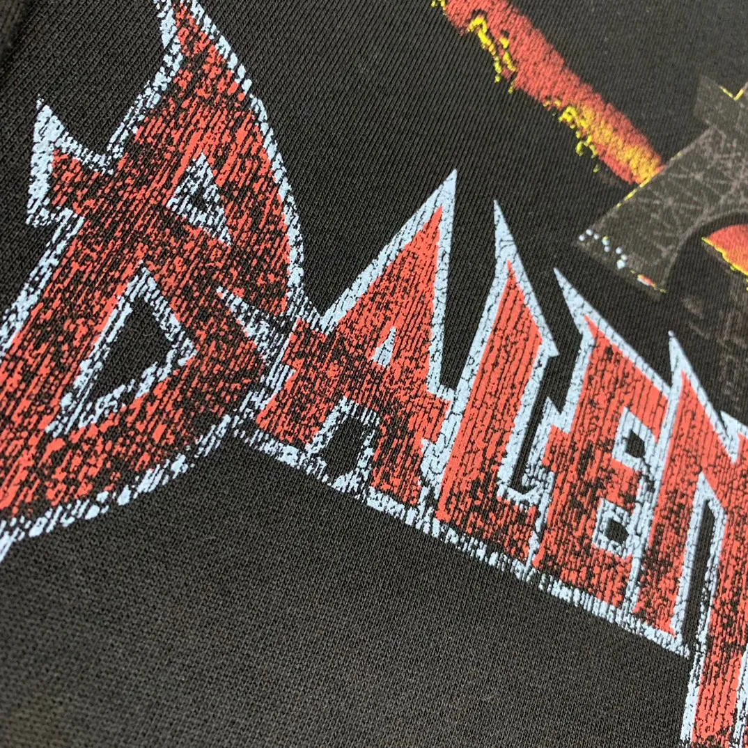 Details added————The top tested version BALENCIAGA Tower Paris Night Balenciaga distressed and dirty hole washed hooded sweatshirt YB1.3W purchase ➕ price 10K purchase original directional development! 460g double-ply double-yarn terry fabric, the garment weight is as high as 1.2kg! The back printing adopts Kornit digital direct printing process, and the shipment is extremely slow! Especially the Yunmu color on the tower is very delicate and grainy! The overall bursting letters are very evenly distressed and have a full sense of distress! The whole body was severely damaged, all randomly worn by hand! Very time consuming! The whole piece of clothing went through three washes. The fabric was first pre-shrunk, and then washed with distressing water to wash out the color on the printed surface to give it a distressed look. After washing with water for the second time, do the dirty coating. The staining is also a manual process, and each position of the coating must be brushed more than 3 times before! The key point is the coating on the back. It is a process that really makes people vomit blood. It has to be brushed back and forth, more than 20 times, to evenly apply the coating! It can be said that it will never be seen alive. After the coating is completed, the garments will be sprayed and then washed with wax! After washing with the wax, the fabric feels smooth and won't have that harsh, rough feel! This is also a key craft! If this step is missing, it won’t be visible on the screen, but it will be very uncomfortable and the skin texture will be very poor!  The workmanship is troublesome, and it normally takes 15 days for orders to be returned! Look at this construction period and this price, do you think it’s worth it?  Size: XS-L Color: Active Black P:470