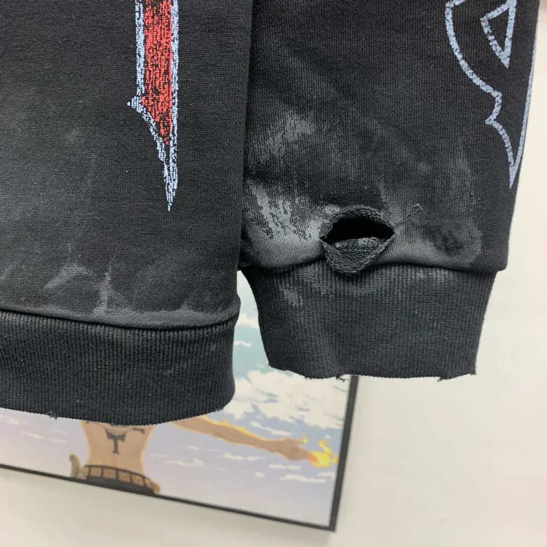 Details added————The top tested version BALENCIAGA Tower Paris Night Balenciaga distressed and dirty hole washed hooded sweatshirt YB1.3W purchase ➕ price 10K purchase original directional development! 460g double-ply double-yarn terry fabric, the garment weight is as high as 1.2kg! The back printing adopts Kornit digital direct printing process, and the shipment is extremely slow! Especially the Yunmu color on the tower is very delicate and grainy! The overall bursting letters are very evenly distressed and have a full sense of distress! The whole body was severely damaged, all randomly worn by hand! Very time consuming! The whole piece of clothing went through three washes. The fabric was first pre-shrunk, and then washed with distressing water to wash out the color on the printed surface to give it a distressed look. After washing with water for the second time, do the dirty coating. The staining is also a manual process, and each position of the coating must be brushed more than 3 times before! The key point is the coating on the back. It is a process that really makes people vomit blood. It has to be brushed back and forth, more than 20 times, to evenly apply the coating! It can be said that it will never be seen alive. After the coating is completed, the garments will be sprayed and then washed with wax! After washing with the wax, the fabric feels smooth and won't have that harsh, rough feel! This is also a key craft! If this step is missing, it won’t be visible on the screen, but it will be very uncomfortable and the skin texture will be very poor!  The workmanship is troublesome, and it normally takes 15 days for orders to be returned! Look at this construction period and this price, do you think it’s worth it?  Size: XS-L Color: Active Black P:470
