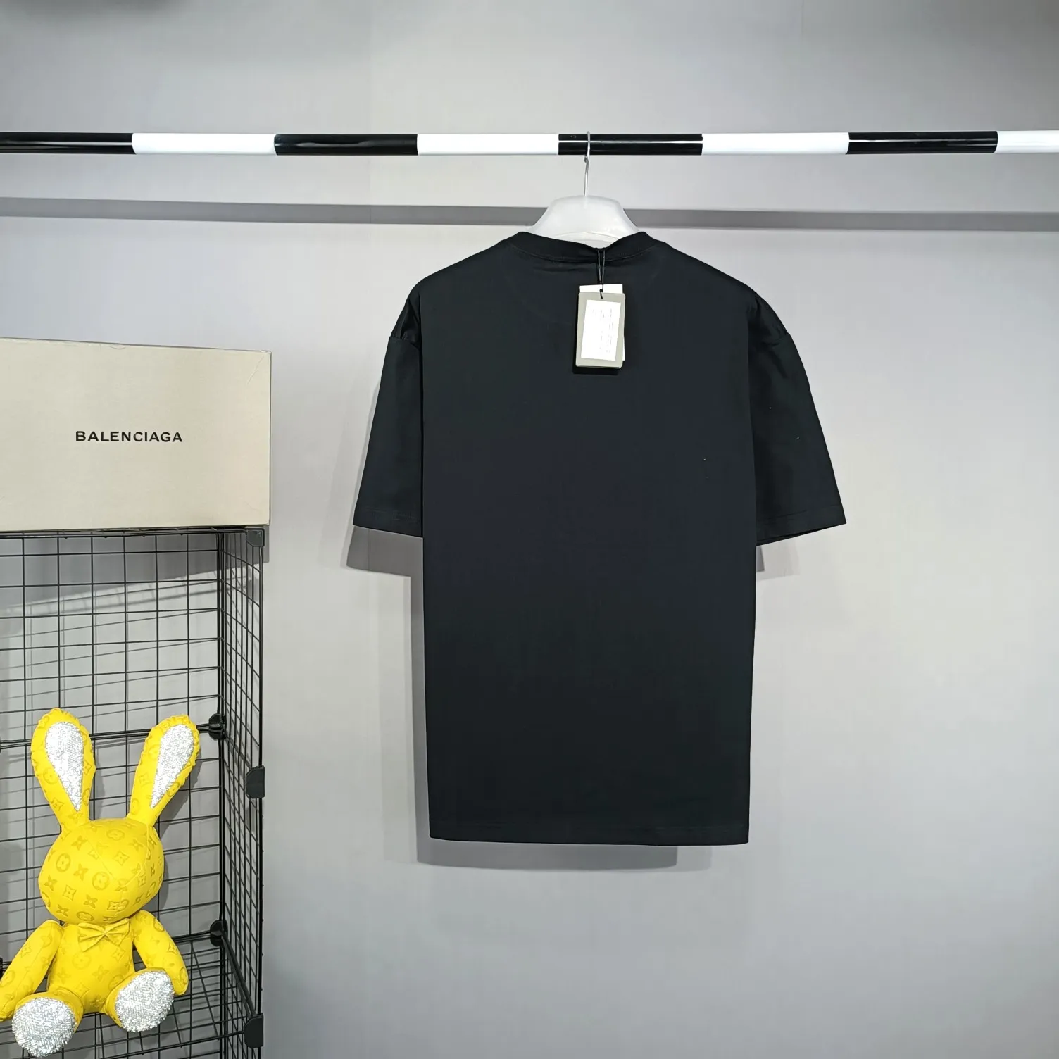 The top tested version of BALENCIAGA WORLDWIDE pure cotton loose-fitting short-sleeved T-shirt for men and women couples RETAIL THERAPY. The fabric is made of 24S 260g double yarn pure cotton fabric, which is loose, breathable and sweat-absorbent. Full of drape! The printing adopts the expensive Kornit digital printing process, and the letters are arranged neatly, evenly and in detail. Full set of customized wash, hangtag, main wheat. The barcode and encoding are consistent with the original product. Color: Apricot Black Size: XS-L P:240