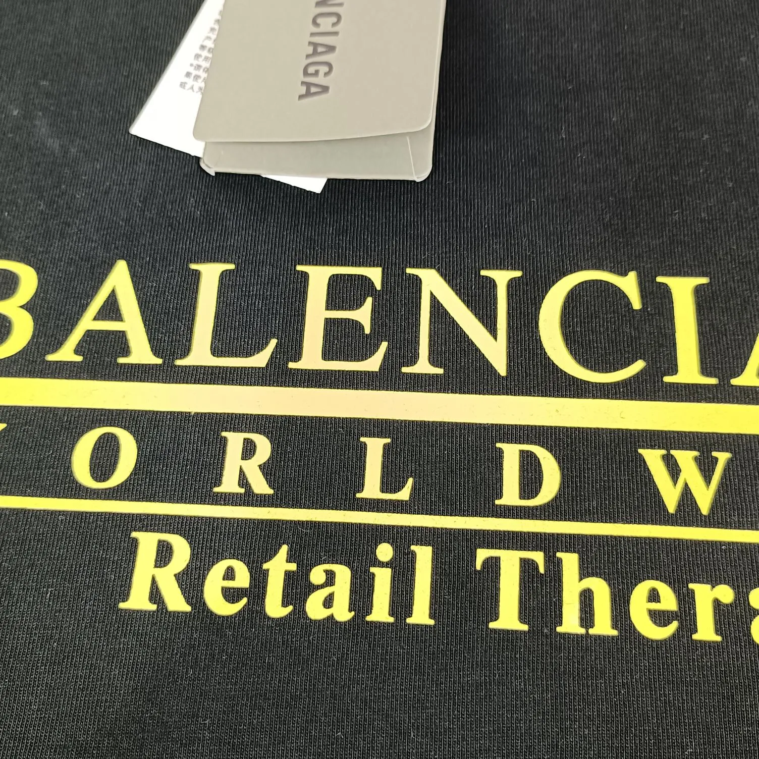 The top tested version of BALENCIAGA WORLDWIDE pure cotton loose-fitting short-sleeved T-shirt for men and women couples RETAIL THERAPY. The fabric is made of 24S 260g double yarn pure cotton fabric, which is loose, breathable and sweat-absorbent. Full of drape! The printing adopts the expensive Kornit digital printing process, and the letters are arranged neatly, evenly and in detail. Full set of customized wash, hangtag, main wheat. The barcode and encoding are consistent with the original product. Color: Apricot Black Size: XS-L P:240