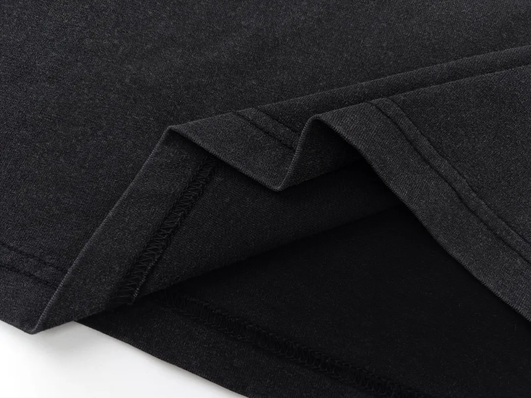 🅿️176 Detailed picture [Top version. Official website quality] BALENCI*GA/Paris. BB scissors LOGO printed ready-to-wear washed and distressed short-sleeved T-shirt. Brick cabinet synchronization. The fabric is made of Paris ZP custom-woven and dyed 100% cotton double yarn compact cotton. The weight is 260 grams, the cloth surface is clean. The cloth pattern is clear, soft and comfortable, and the thread is dyed with no color difference. The classic pattern is printed with environmentally friendly imported materials, straight cracks and cracked glue. Precision printing screen, the letters are clear and the effect is three-dimensional. Restored brick cabinet. The garments were washed and aged, and polished by many hands. Produced by super heavy craftsmanship, different market currencies, welcome to compare, the version adopts OS loose shoulder version. Same style for men and women. Code: BL223012 Color: washed black, lake blue, off-white, red Size: XS to L