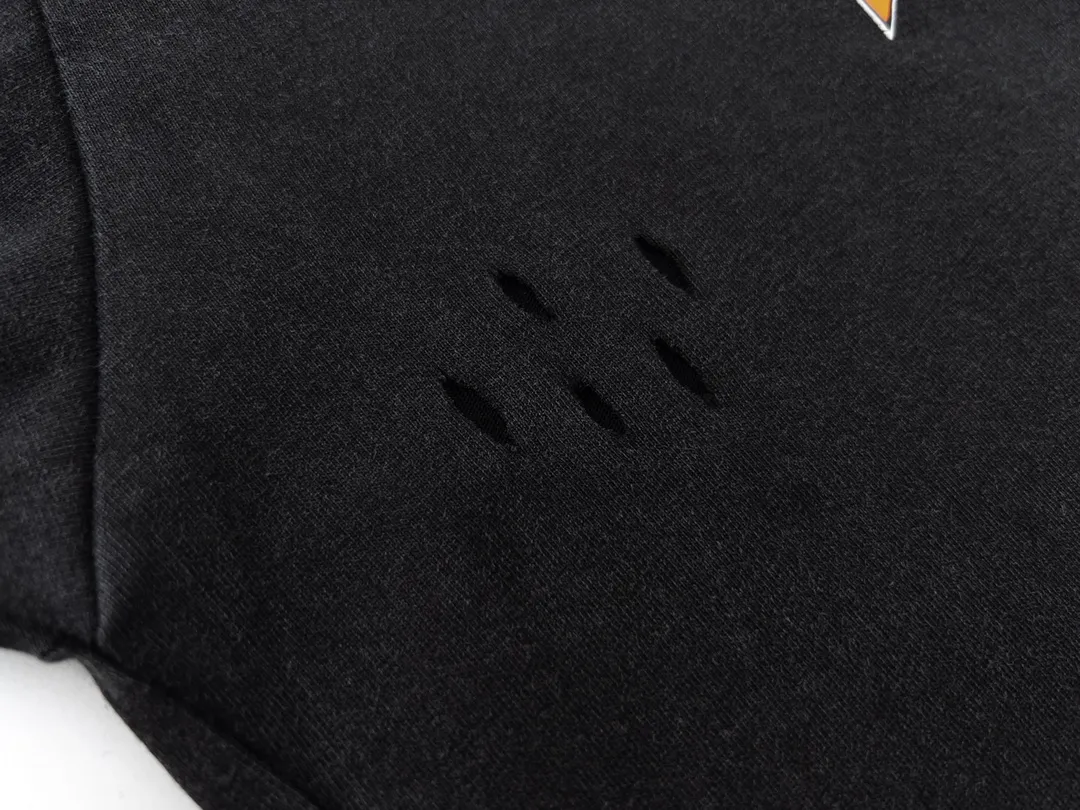 🅿️176 Detailed picture [Top version. Official website quality] BALENCI*GA/Paris. BB scissors LOGO printed ready-to-wear washed and distressed short-sleeved T-shirt. Brick cabinet synchronization. The fabric is made of Paris ZP custom-woven and dyed 100% cotton double yarn compact cotton. The weight is 260 grams, the cloth surface is clean. The cloth pattern is clear, soft and comfortable, and the thread is dyed with no color difference. The classic pattern is printed with environmentally friendly imported materials, straight cracks and cracked glue. Precision printing screen, the letters are clear and the effect is three-dimensional. Restored brick cabinet. The garments were washed and aged, and polished by many hands. Produced by super heavy craftsmanship, different market currencies, welcome to compare, the version adopts OS loose shoulder version. Same style for men and women. Code: BL223012 Color: washed black, lake blue, off-white, red Size: XS to L