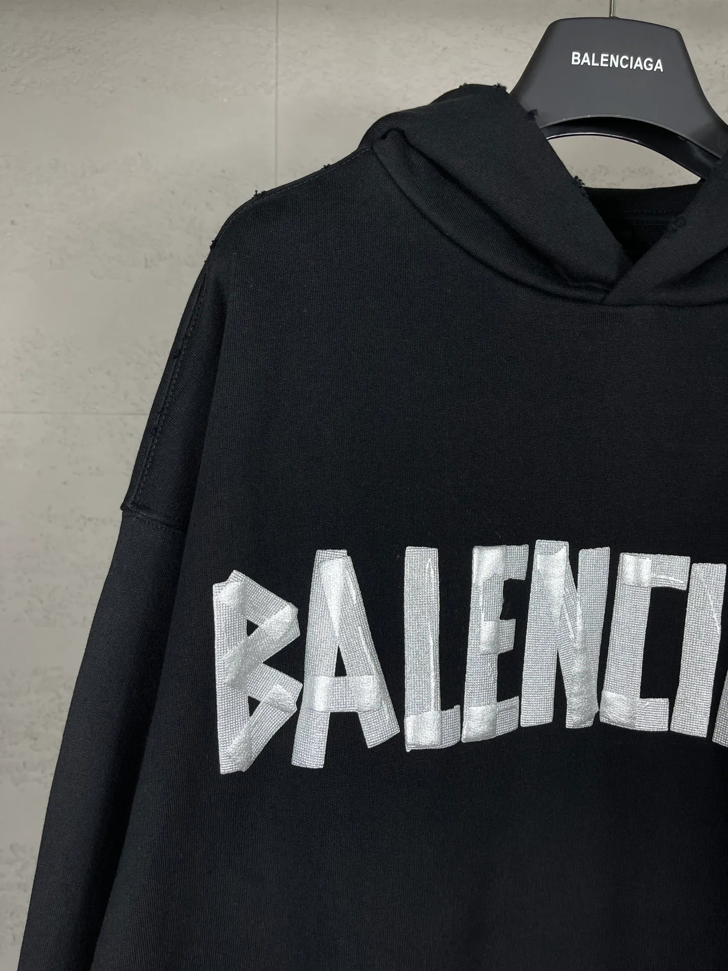 🅿️340 real photos [Top version. Official website quality] BALENCI*GA/Paris. 24ss latest classic model. Tape pulp printing. Ready-to-wear washed and distressed short-sleeved T-shirt. Brick cabinet synchronization. The fabric is made of Paris ZP custom-woven and dyed cotton terry Davidson. The weight is 460 grams, the cloth surface is clean. The cloth pattern is clear, soft and comfortable, and the threads are dyed with no color difference. The classic pattern is printed with environmentally friendly imported materials, and the tape pattern is glued. The letters are clear and the effect is three-dimensional. Restored brick cabinet. The garments were washed and aged, and polished by many hands. Produced by ultra-heavy craftsmanship, the market currency is very different, welcome to compare. The version adopts OS loose shoulder design. The same style for men and women. Code: BL238932 Color: black blue, gray and white Size: XS S M L