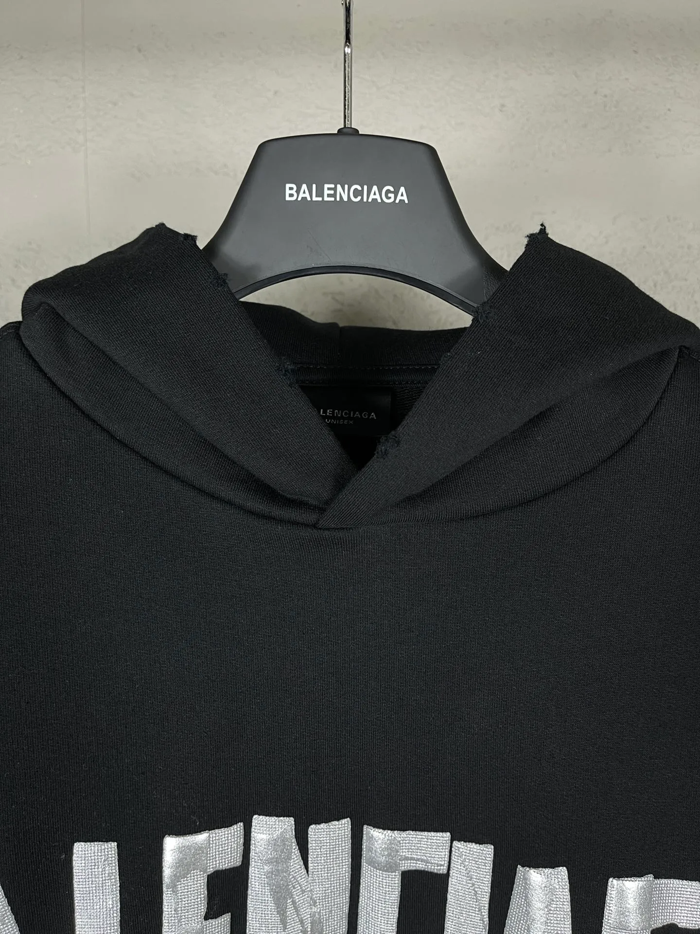 🅿️340 real photos [Top version. Official website quality] BALENCI*GA/Paris. 24ss latest classic model. Tape pulp printing. Ready-to-wear washed and distressed short-sleeved T-shirt. Brick cabinet synchronization. The fabric is made of Paris ZP custom-woven and dyed cotton terry Davidson. The weight is 460 grams, the cloth surface is clean. The cloth pattern is clear, soft and comfortable, and the threads are dyed with no color difference. The classic pattern is printed with environmentally friendly imported materials, and the tape pattern is glued. The letters are clear and the effect is three-dimensional. Restored brick cabinet. The garments were washed and aged, and polished by many hands. Produced by ultra-heavy craftsmanship, the market currency is very different, welcome to compare. The version adopts OS loose shoulder design. The same style for men and women. Code: BL238932 Color: black blue, gray and white Size: XS S M L