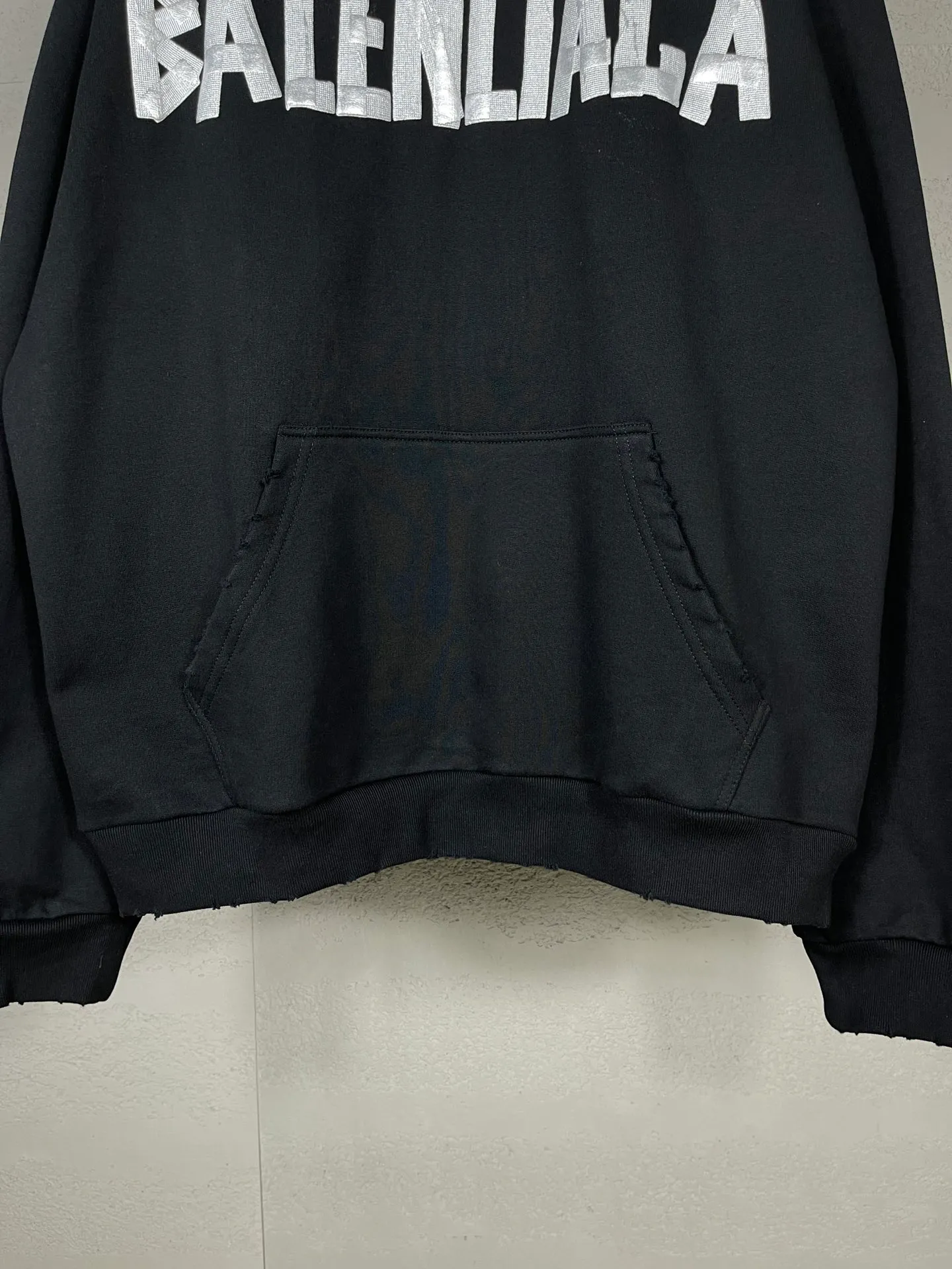 🅿️340 real photos [Top version. Official website quality] BALENCI*GA/Paris. 24ss latest classic model. Tape pulp printing. Ready-to-wear washed and distressed short-sleeved T-shirt. Brick cabinet synchronization. The fabric is made of Paris ZP custom-woven and dyed cotton terry Davidson. The weight is 460 grams, the cloth surface is clean. The cloth pattern is clear, soft and comfortable, and the threads are dyed with no color difference. The classic pattern is printed with environmentally friendly imported materials, and the tape pattern is glued. The letters are clear and the effect is three-dimensional. Restored brick cabinet. The garments were washed and aged, and polished by many hands. Produced by ultra-heavy craftsmanship, the market currency is very different, welcome to compare. The version adopts OS loose shoulder design. The same style for men and women. Code: BL238932 Color: black blue, gray and white Size: XS S M L